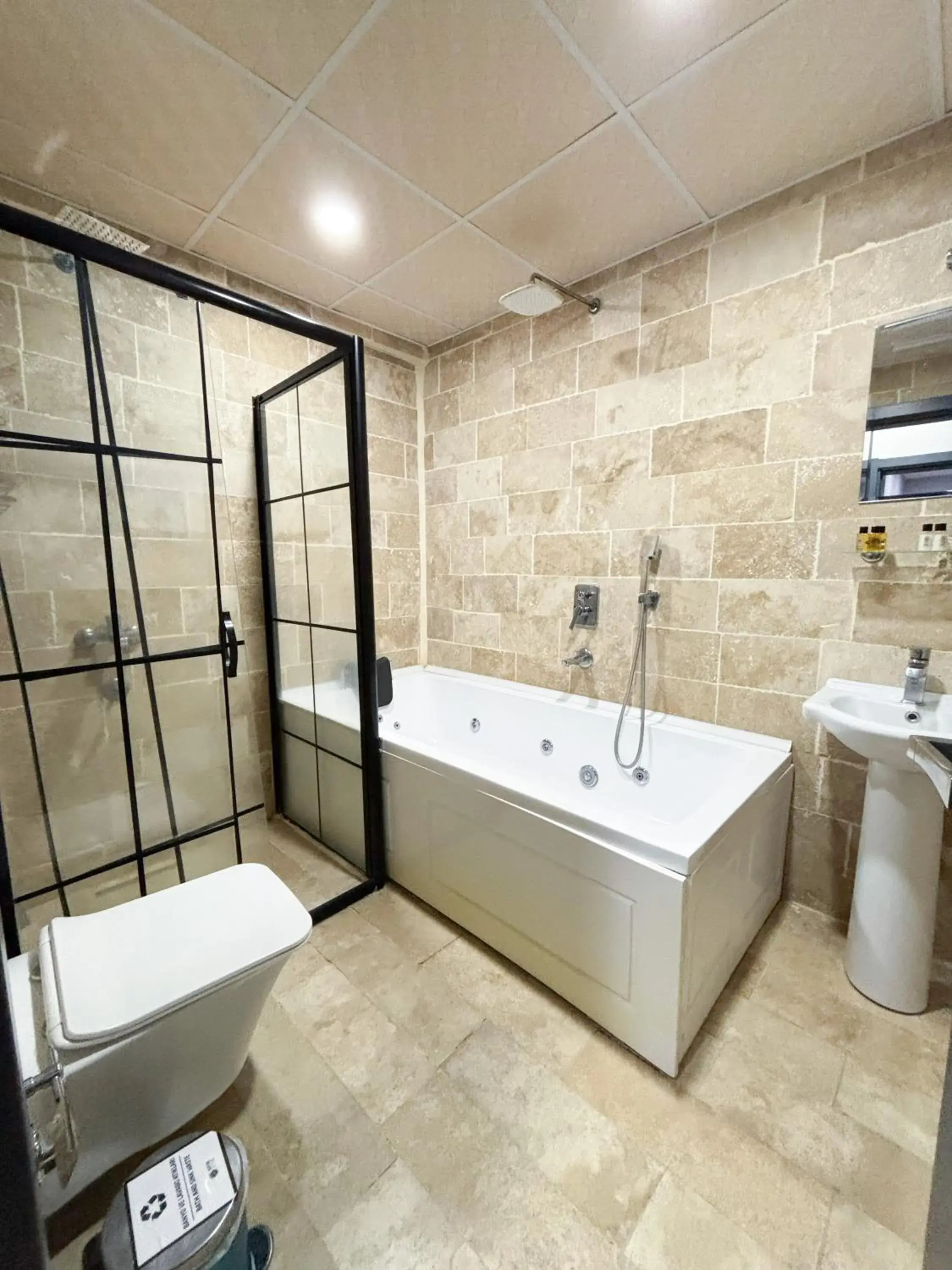 Triple Room with Bath in Whitestone Hotel Triple Room with Bath in Whitestone Hotel
