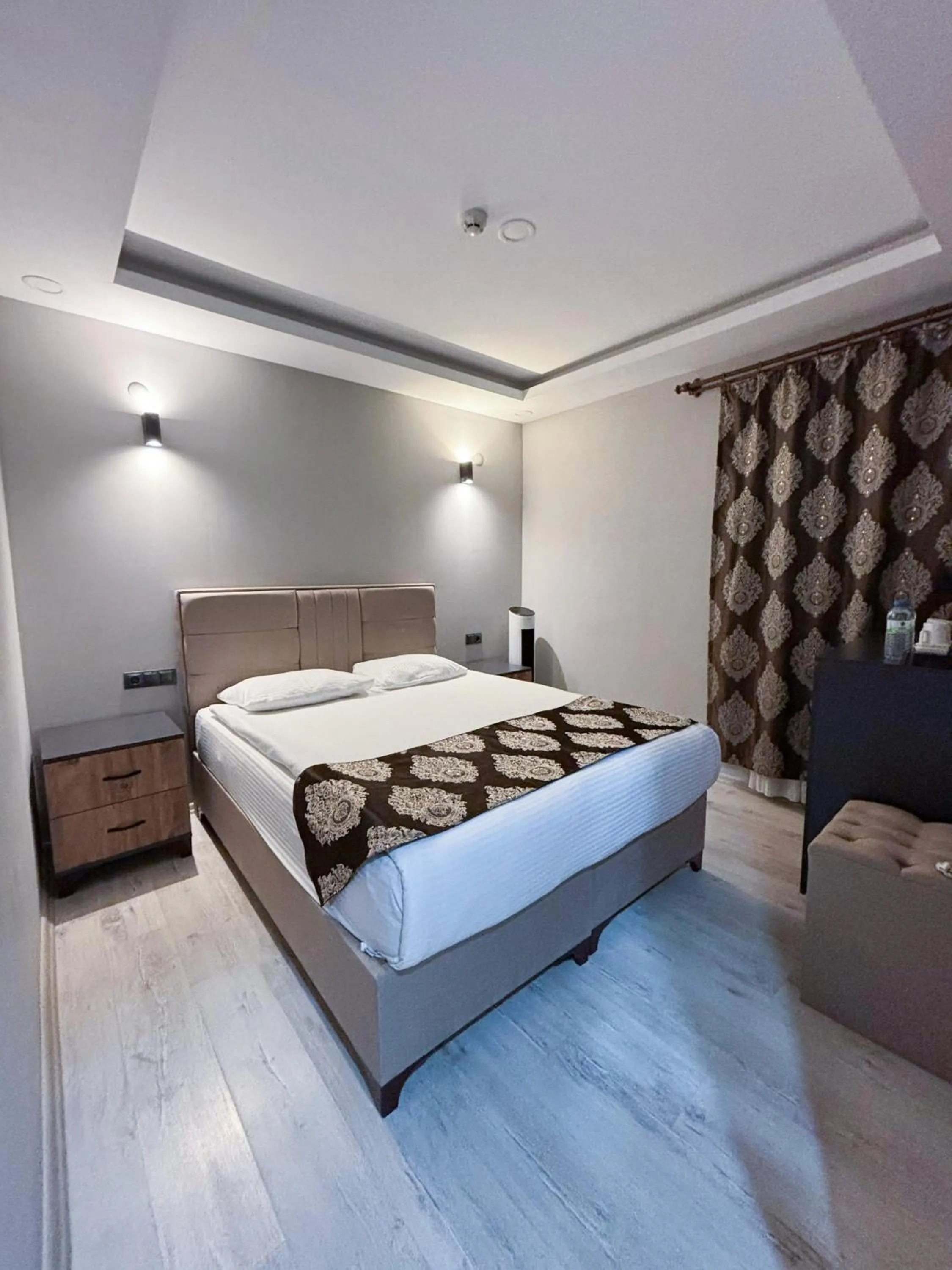 Bed in Whitestone Hotel