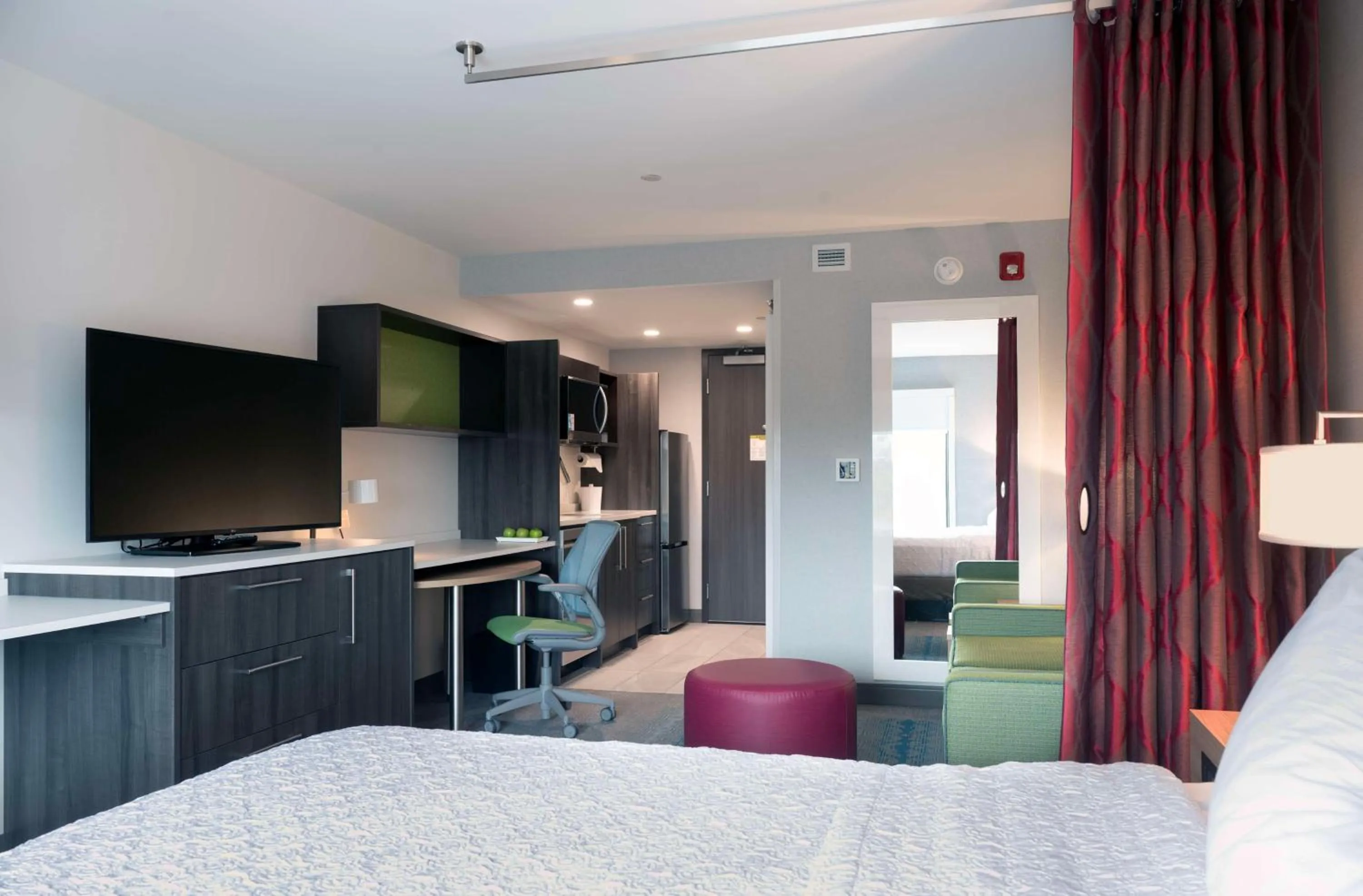 Bedroom, Bed in Home2 Suites By Hilton Quebec City