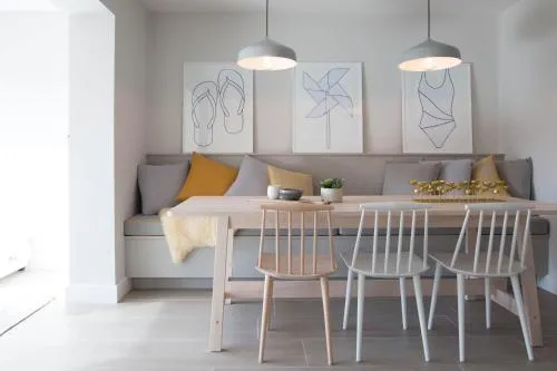Insta-worthy 4br designer house 5 min to the beach