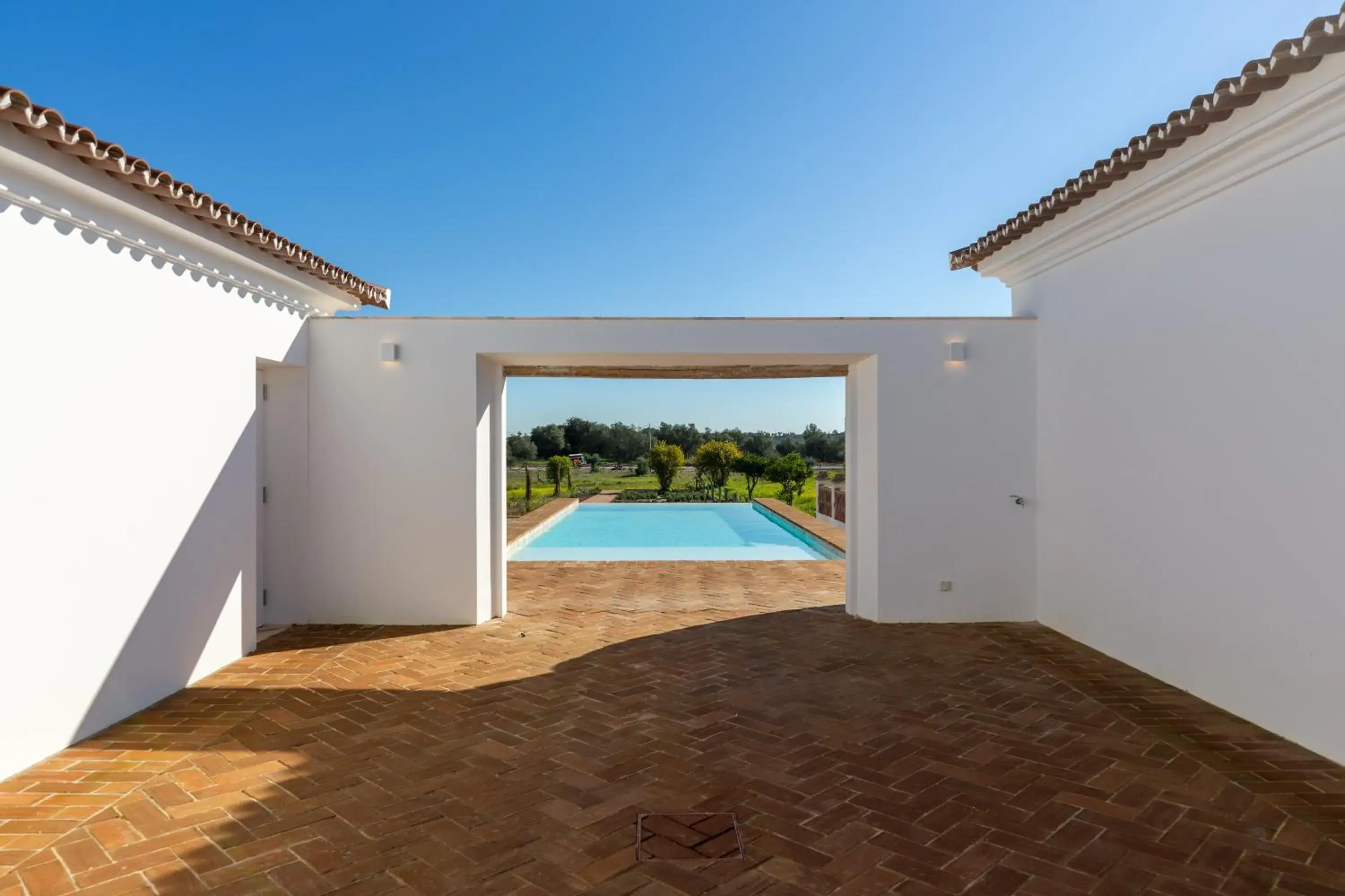 Property building in Cenoura-Brava Property building in Cenoura-Brava