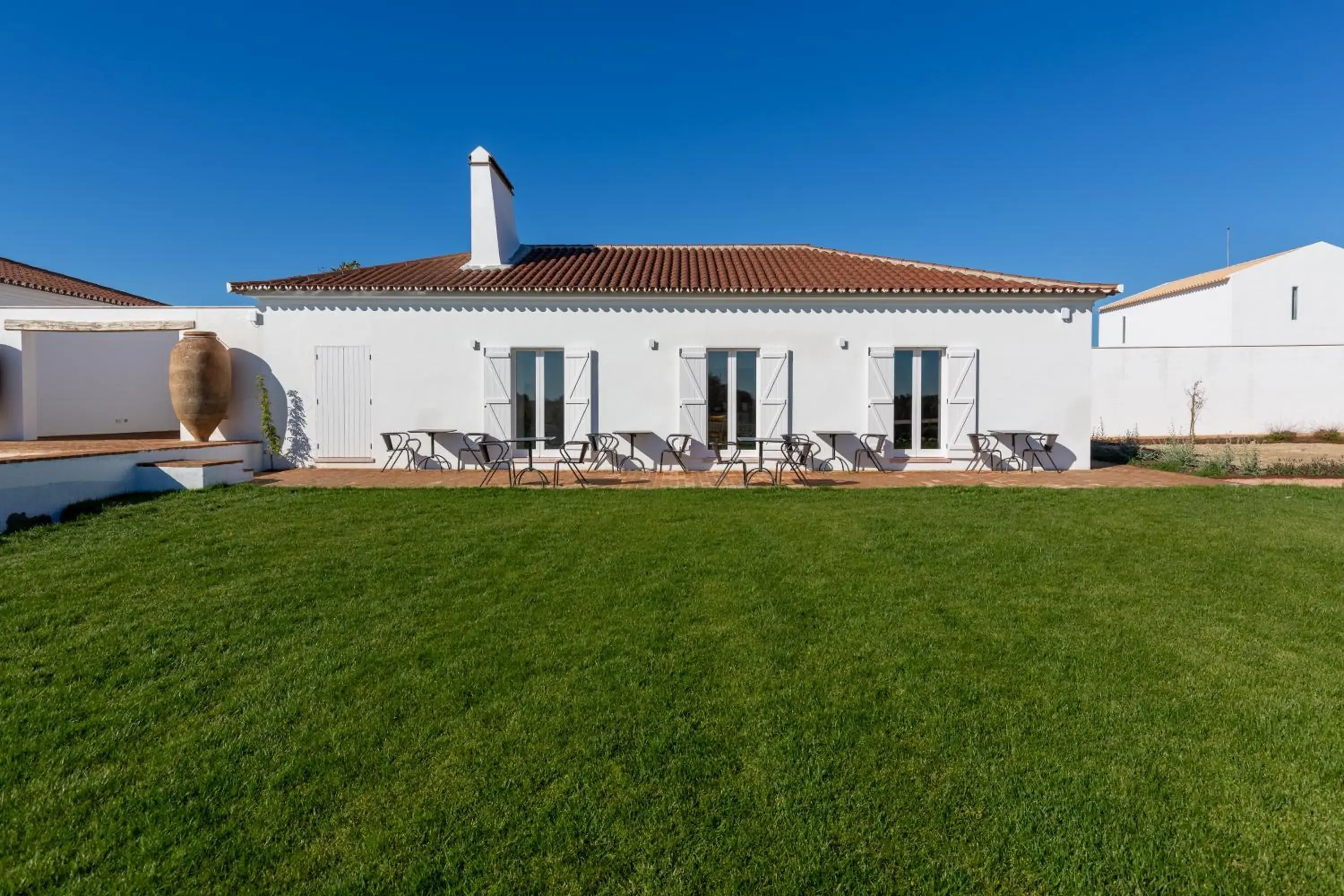 Property building in Cenoura-Brava Property building in Cenoura-Brava