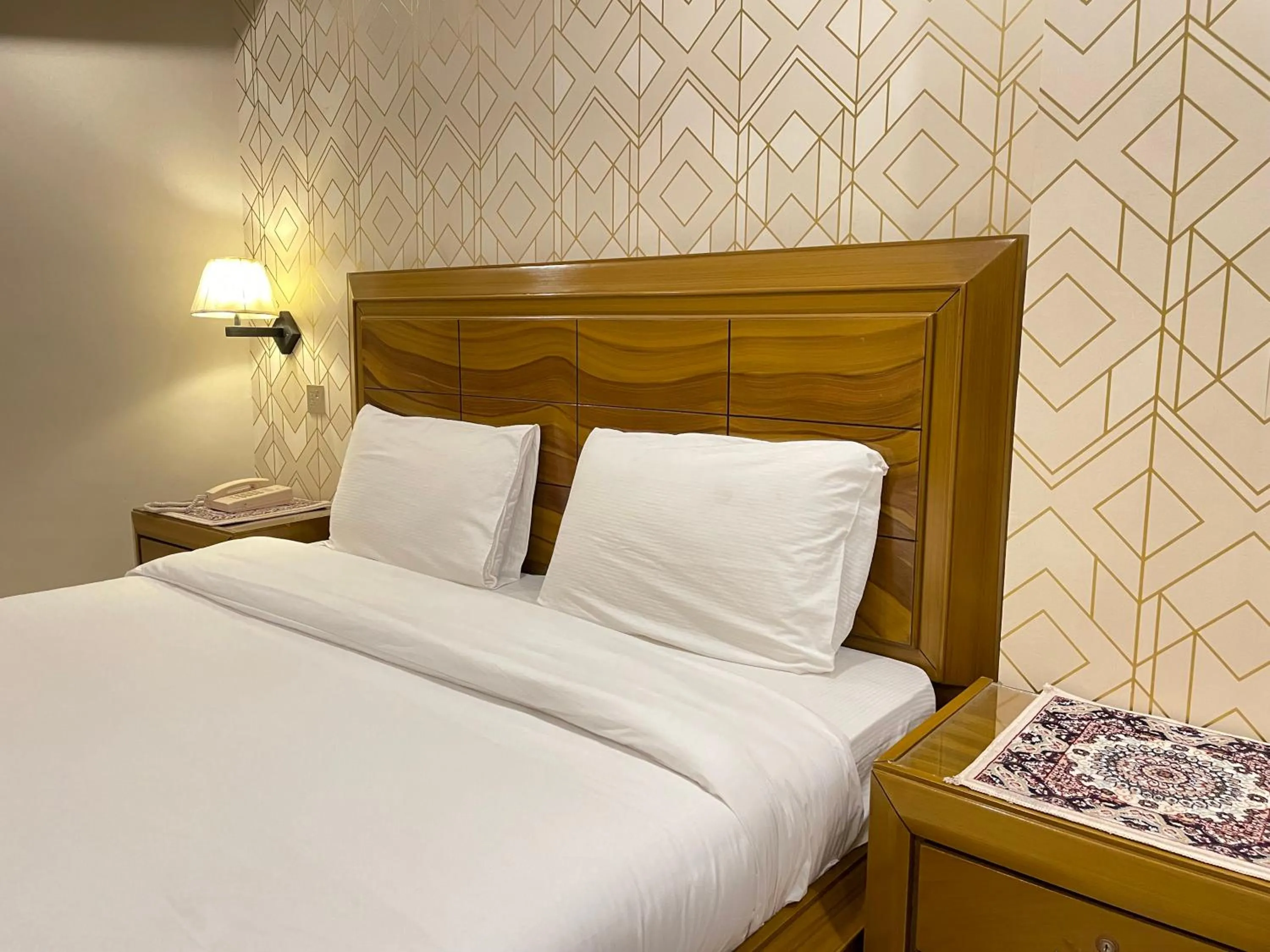 Deluxe Queen Room in Arya Hotel Islamabad