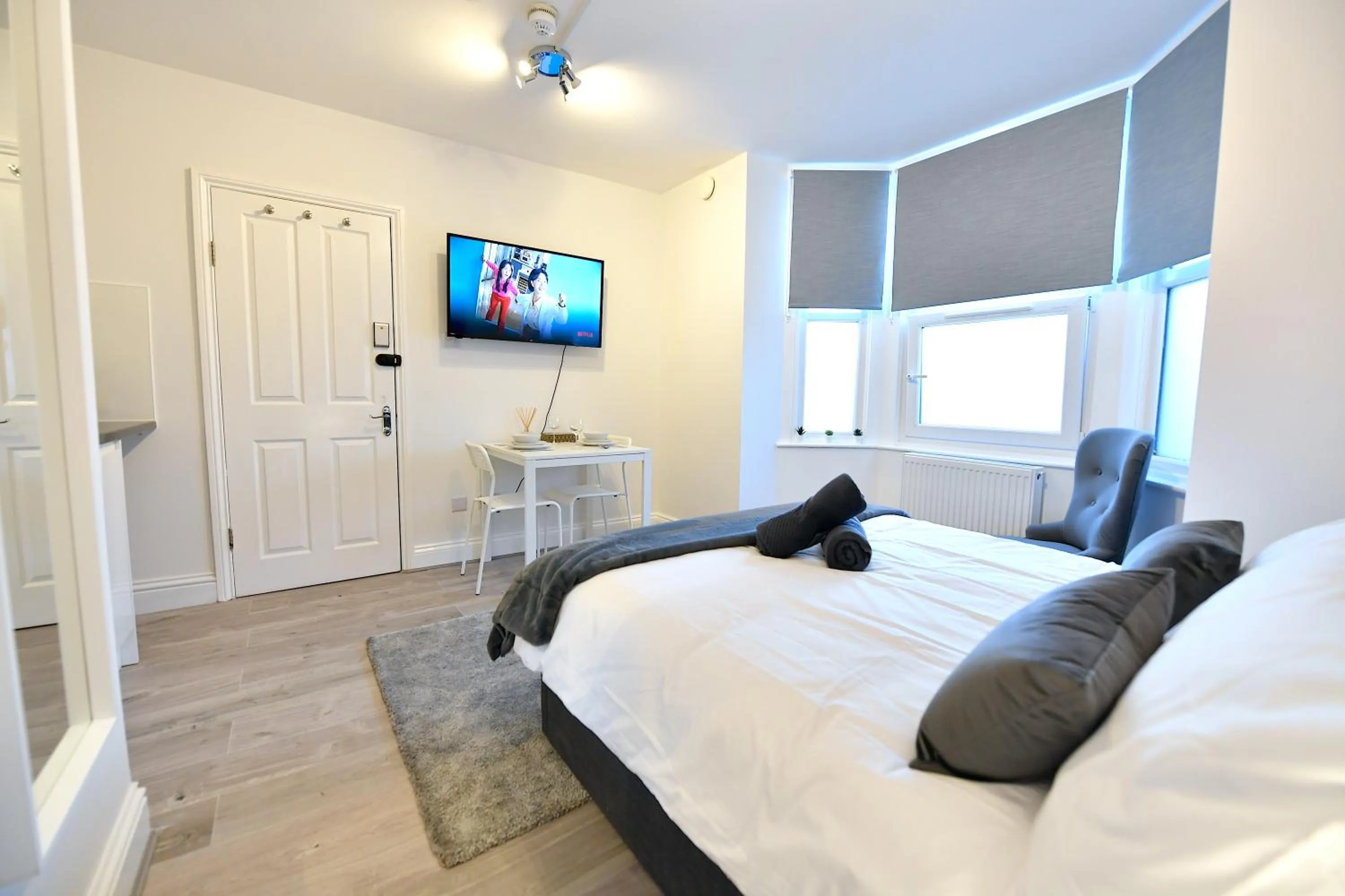 Photo of the whole room, Bed in Stylish Studios by Luxestays Fulham