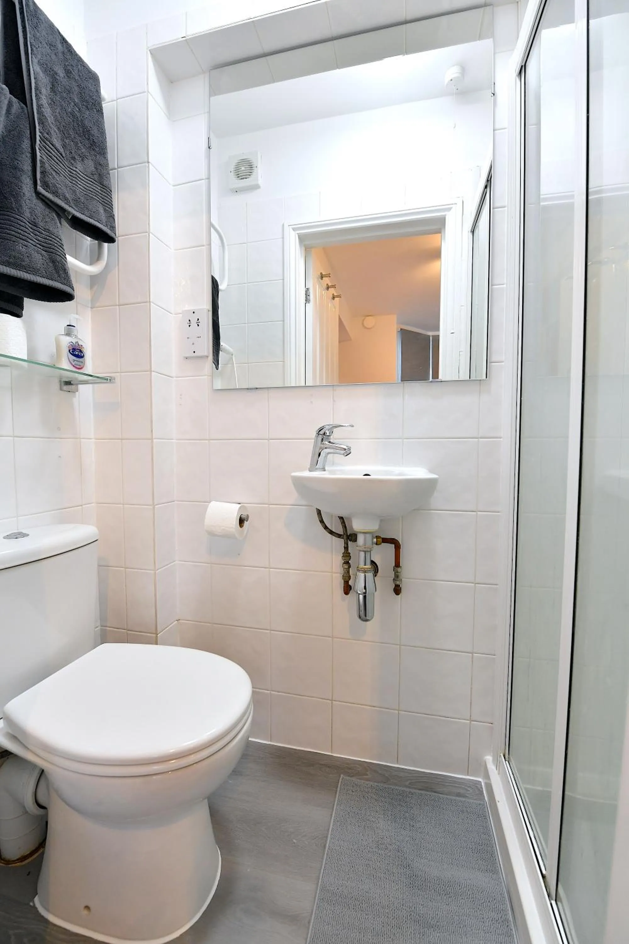 Bathroom in Stylish Studios by Luxestays Fulham