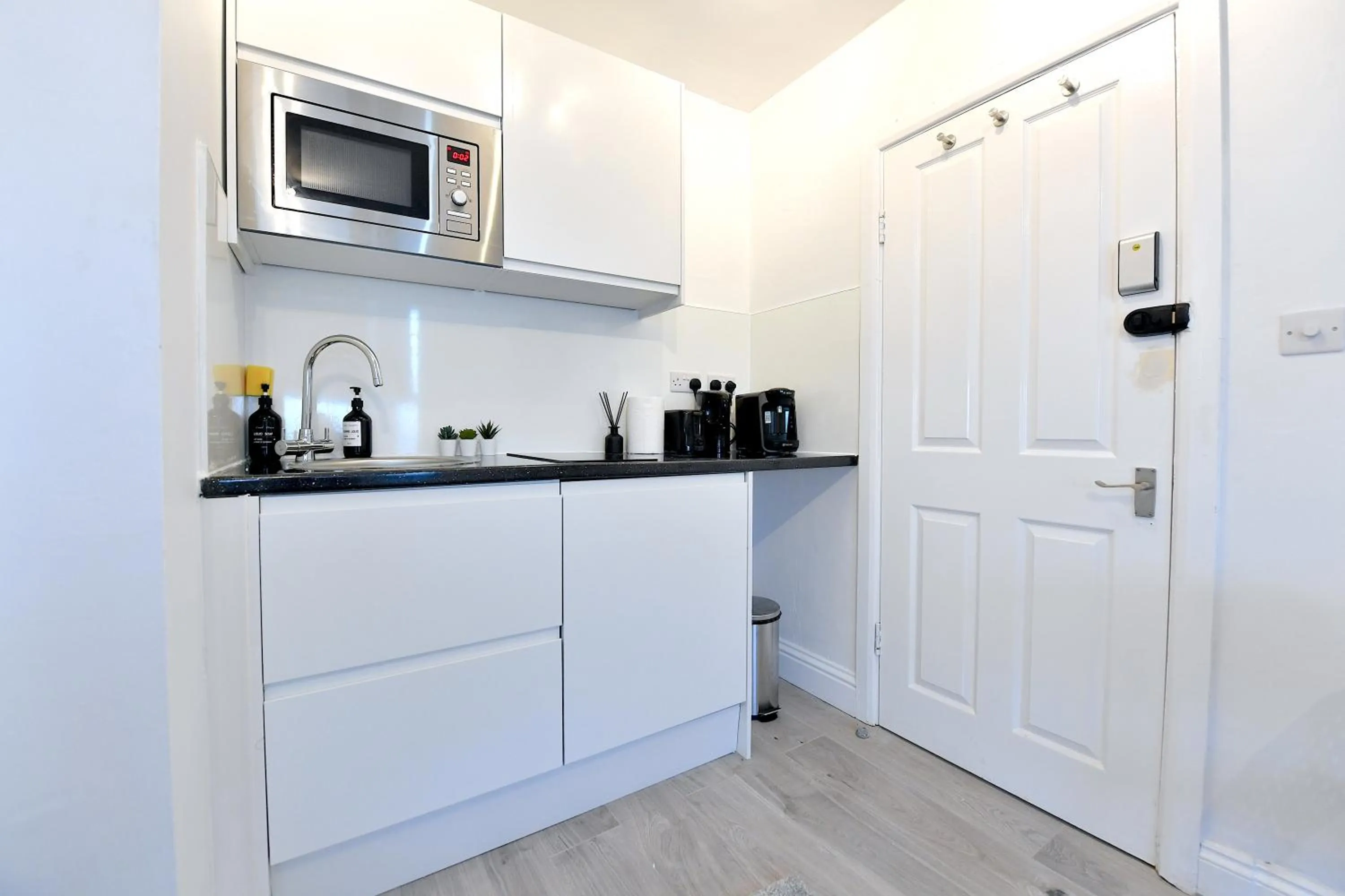 Coffee/tea facilities in Stylish Studios by Luxestays Fulham