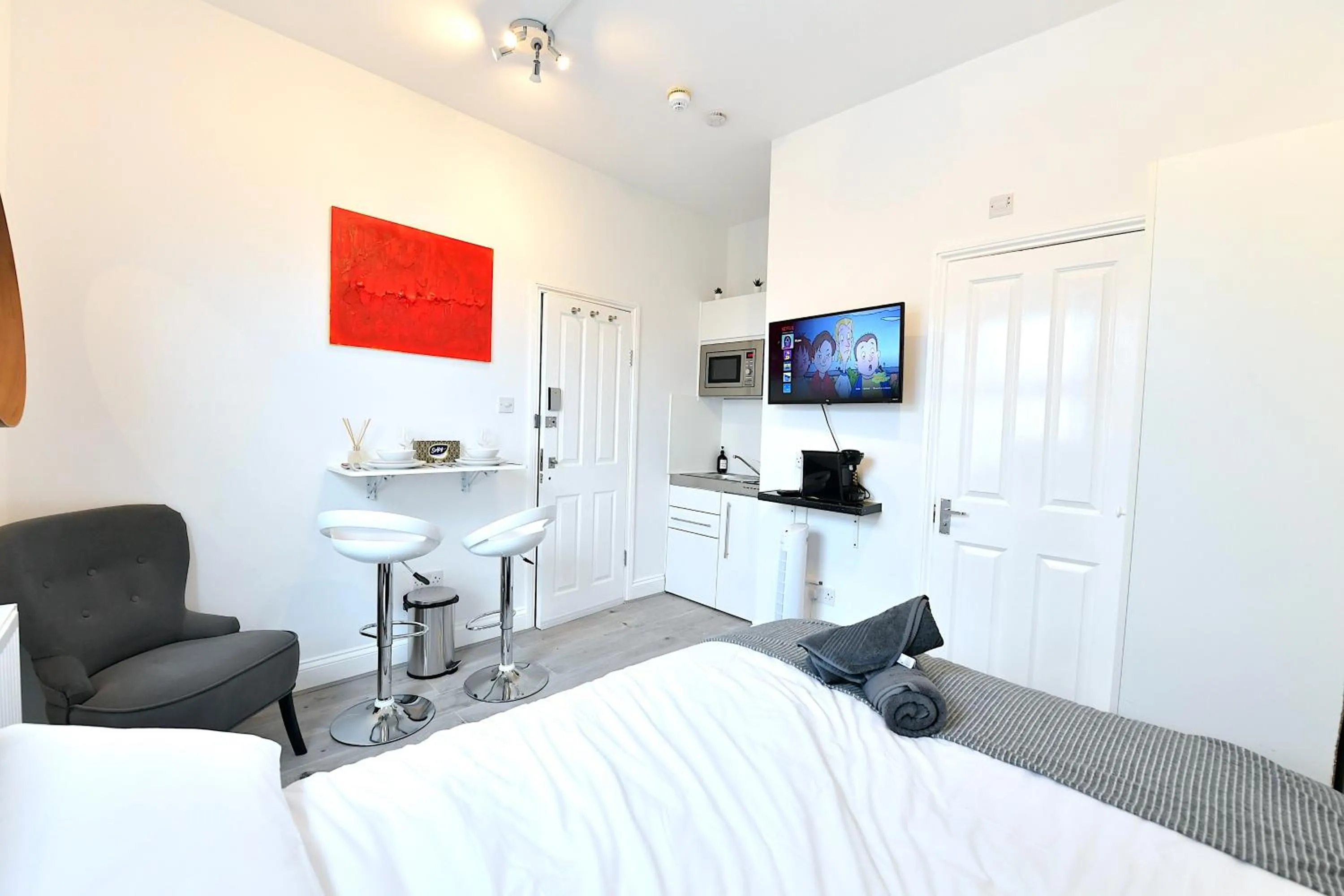 TV and multimedia, Bed in Stylish Studios by Luxestays Fulham