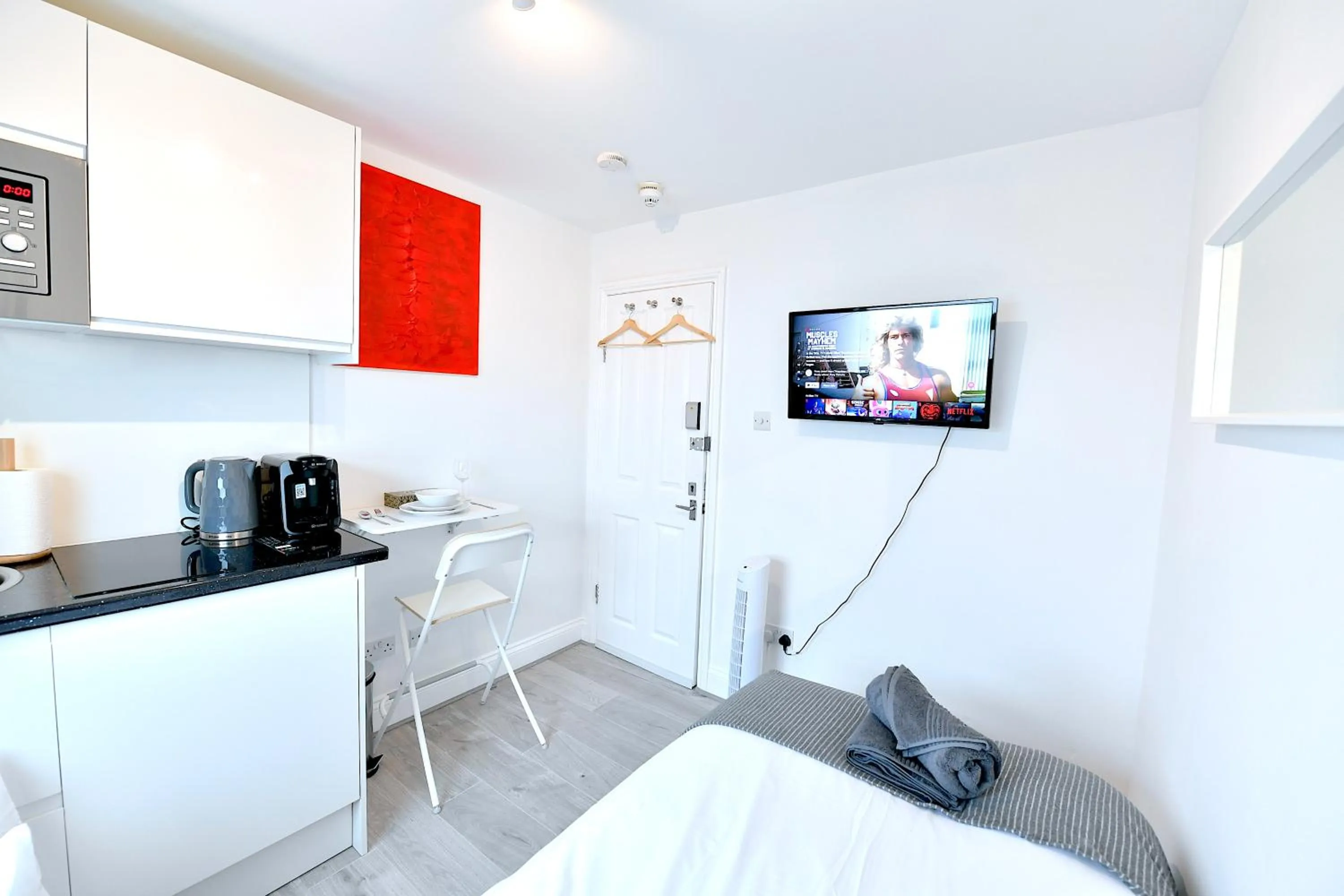 TV and multimedia, Bed in Stylish Studios by Luxestays Fulham