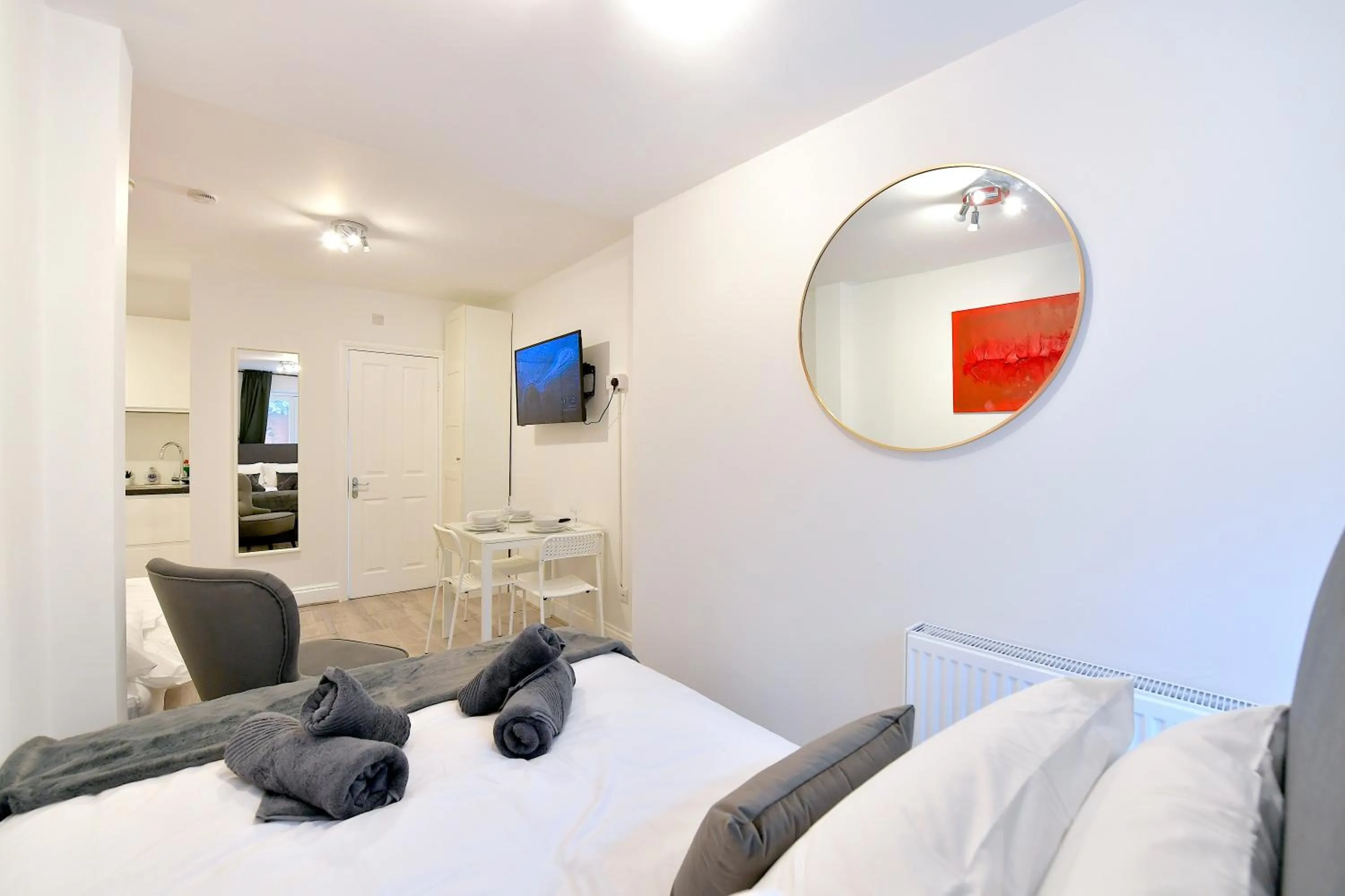 Photo of the whole room, Bed in Stylish Studios by Luxestays Fulham