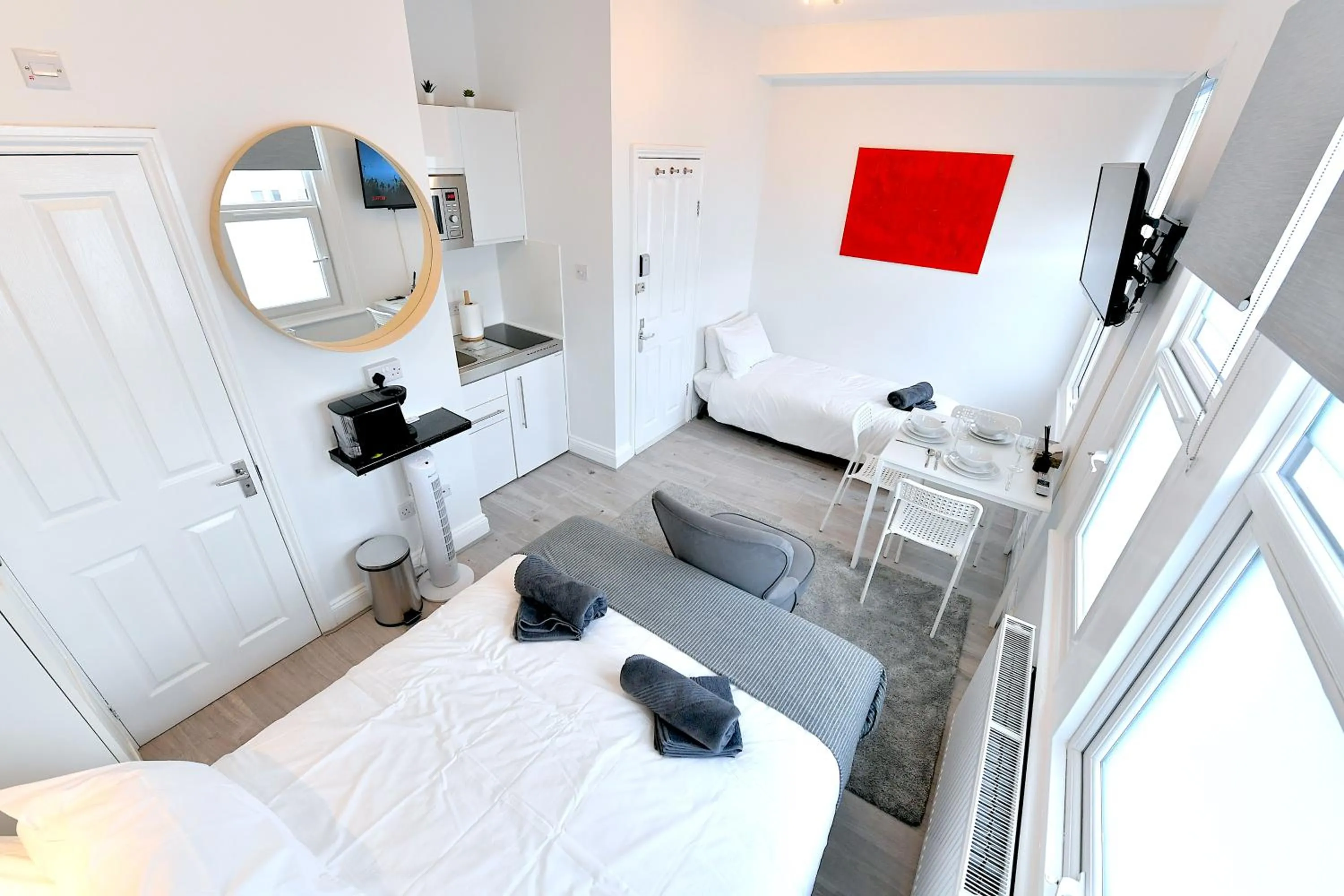 Photo of the whole room, Bed in Stylish Studios by Luxestays Fulham