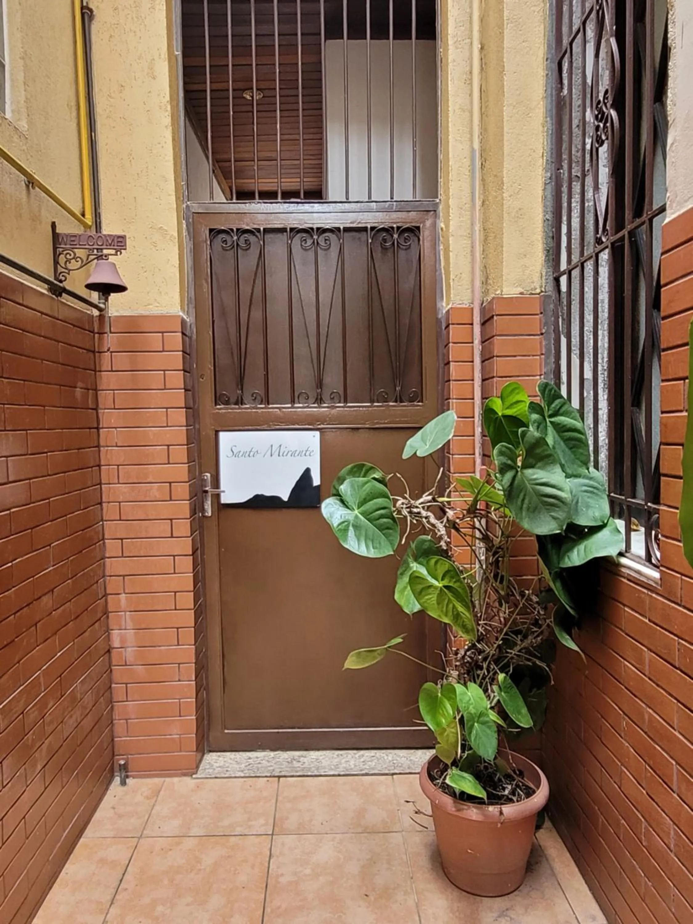 Facade/entrance in Santo Mirante Hostel