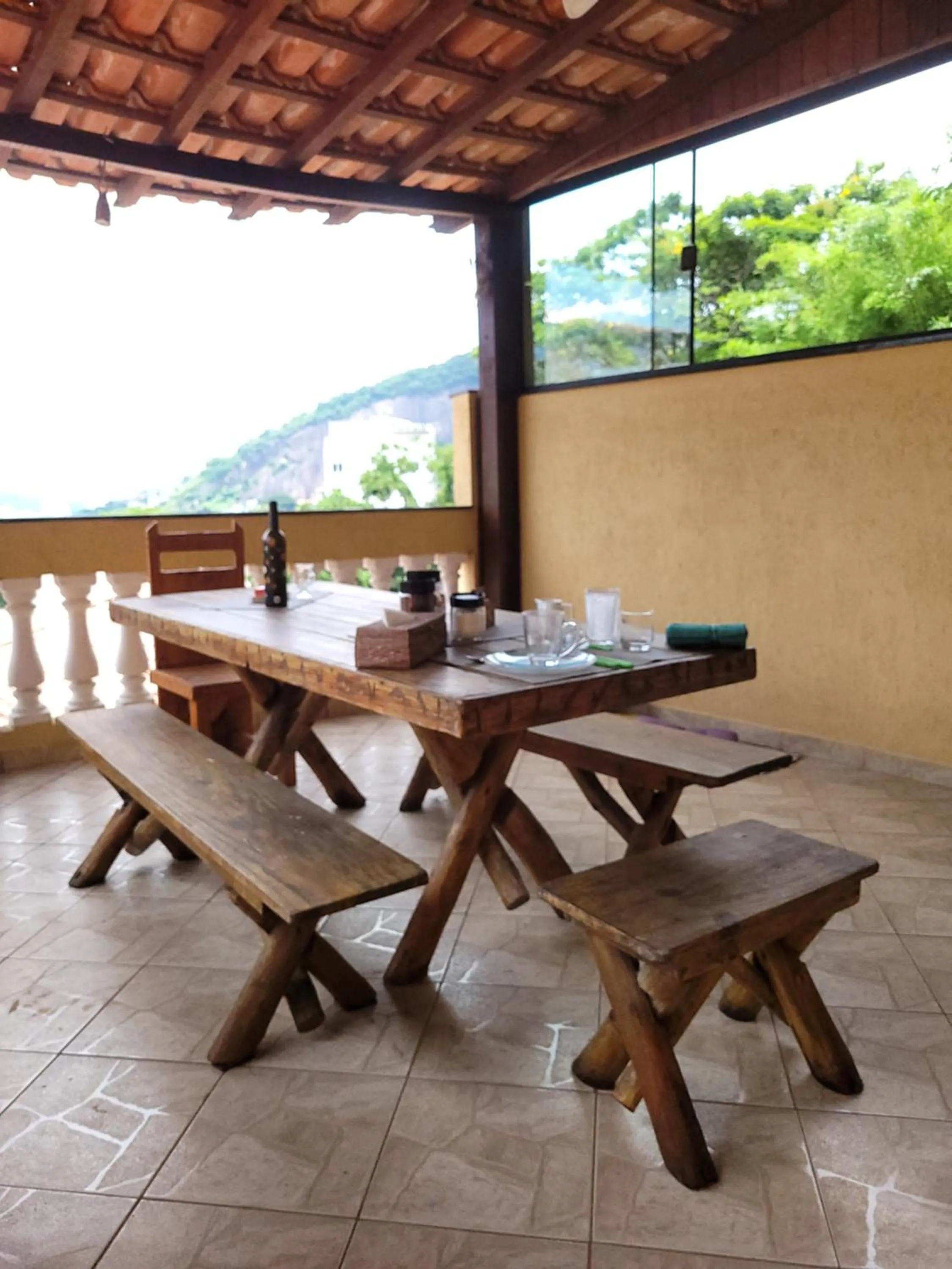 Dining area in Santo Mirante Hostel