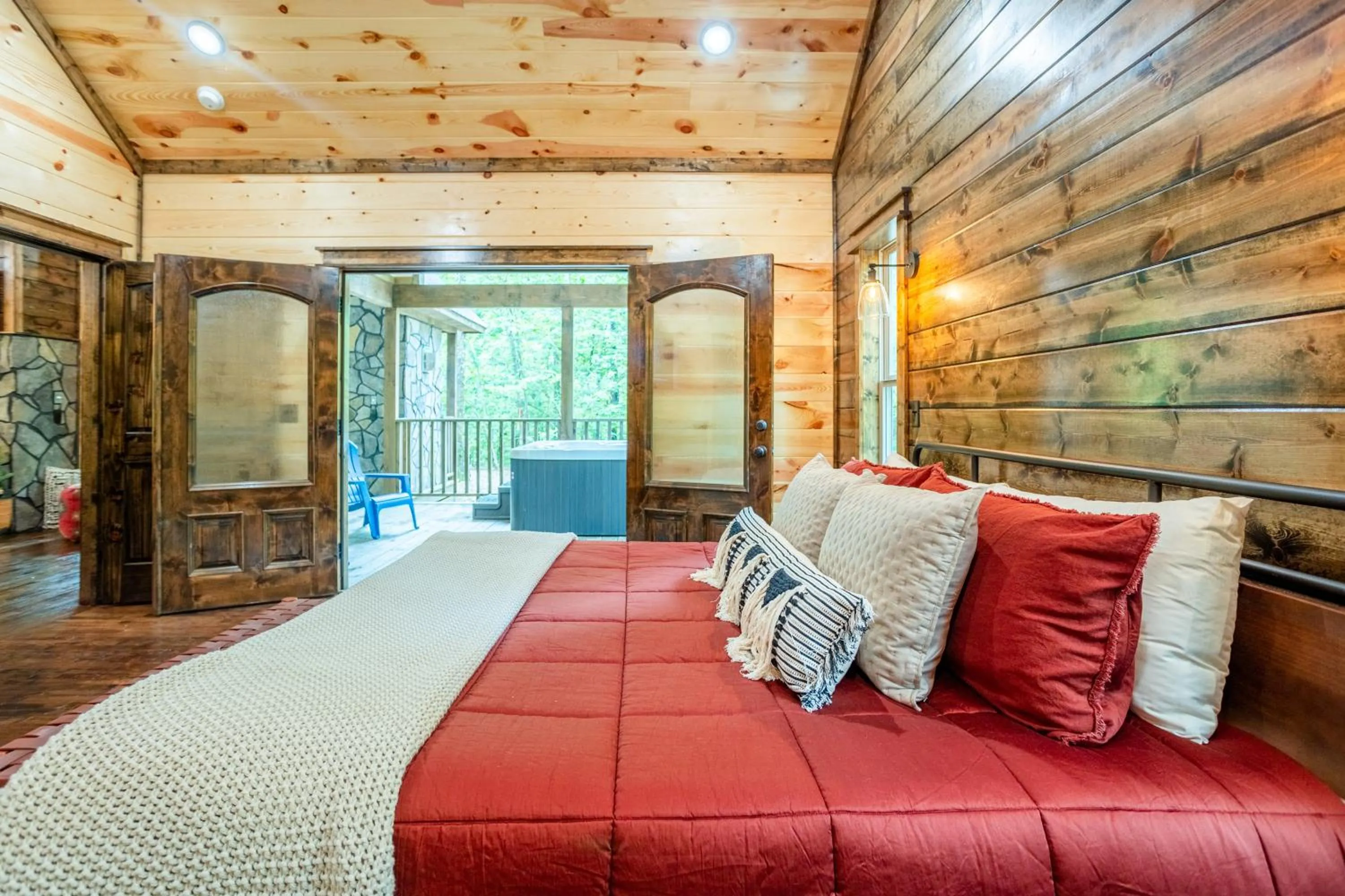 Bed in BRAND NEW! "The Roosevelt" Couples Cabin adjacent to National Forest
