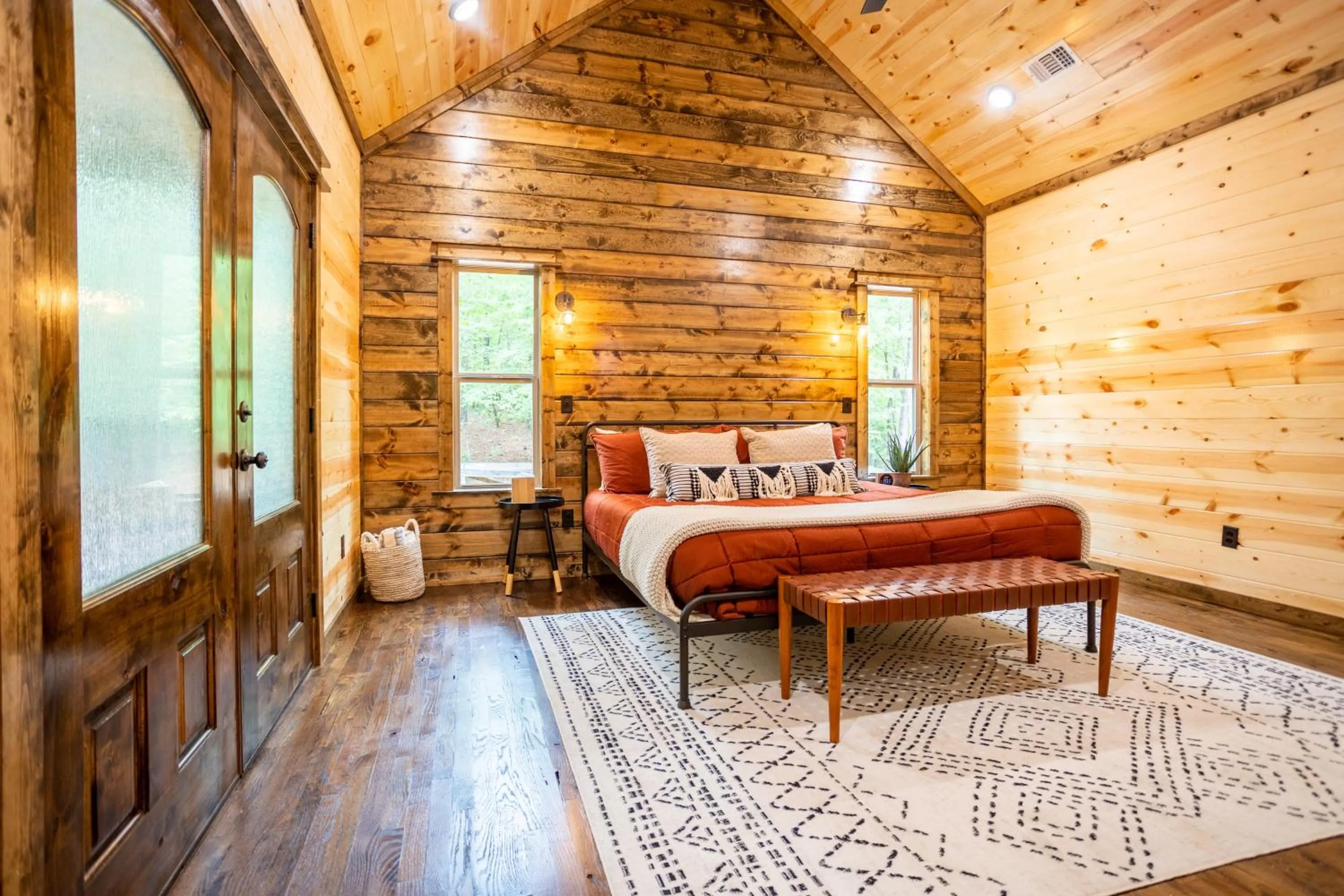 Bed in BRAND NEW! "The Roosevelt" Couples Cabin adjacent to National Forest
