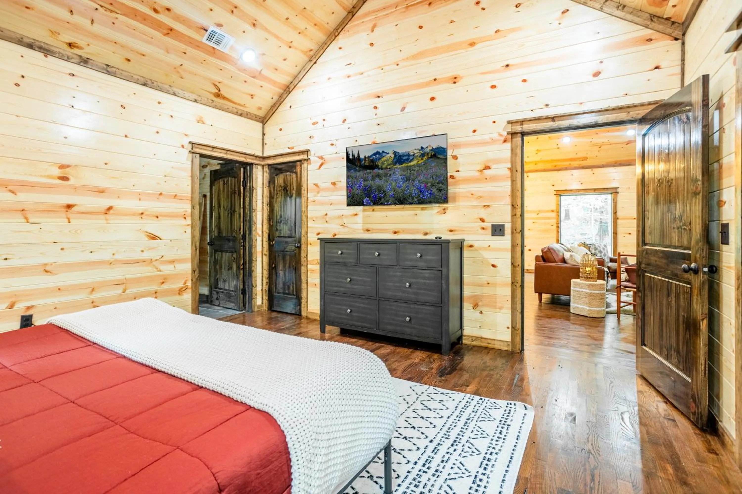 Bed in BRAND NEW! "The Roosevelt" Couples Cabin adjacent to National Forest