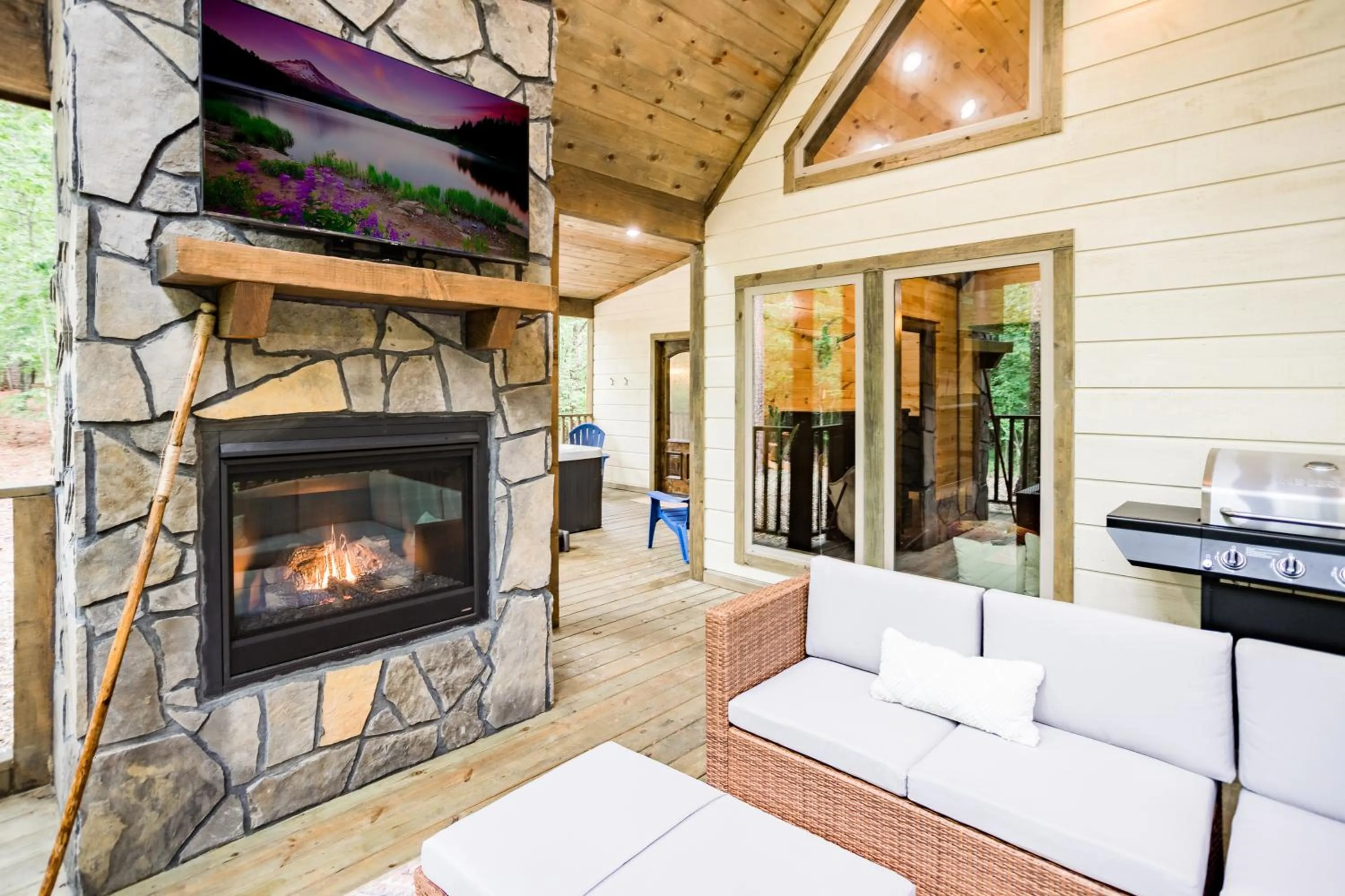 BRAND NEW! "The Roosevelt" Couples Cabin adjacent to National Forest