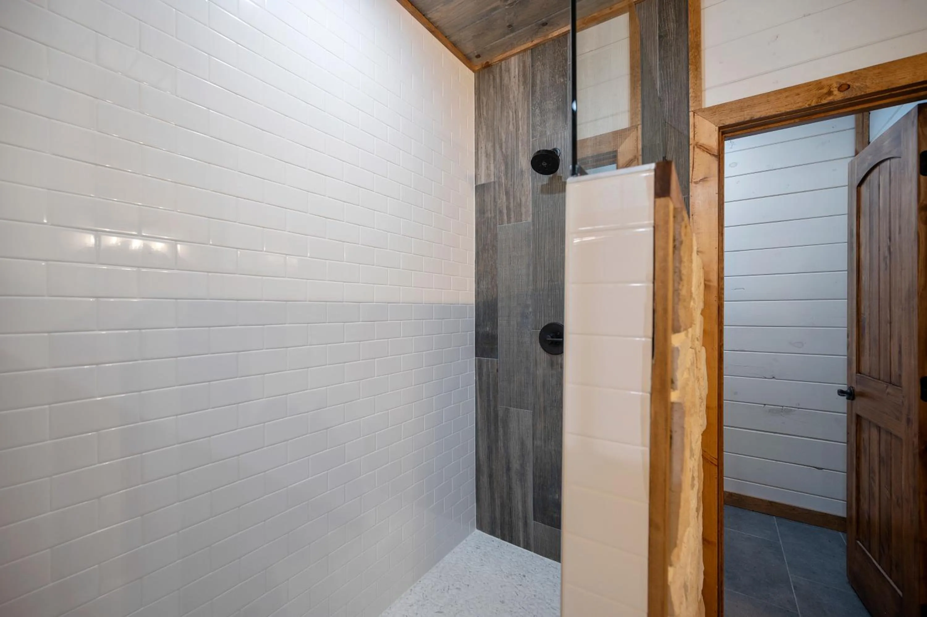 Brand New Sunrise Retreat 2 Bedroom Sleeps 8, 2 Decks, Hot Tub, Firepit