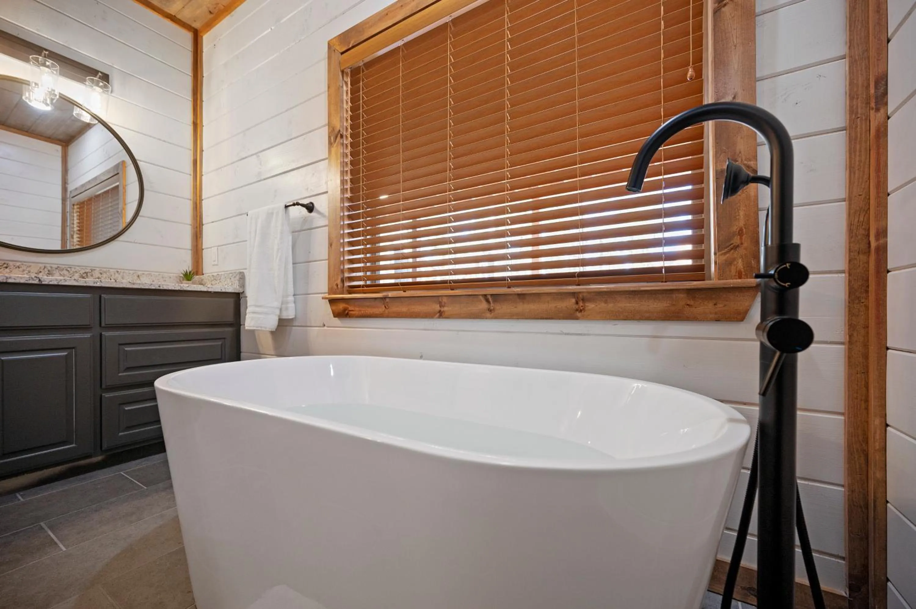 Brand New Sunrise Retreat 2 Bedroom Sleeps 8, 2 Decks, Hot Tub, Firepit