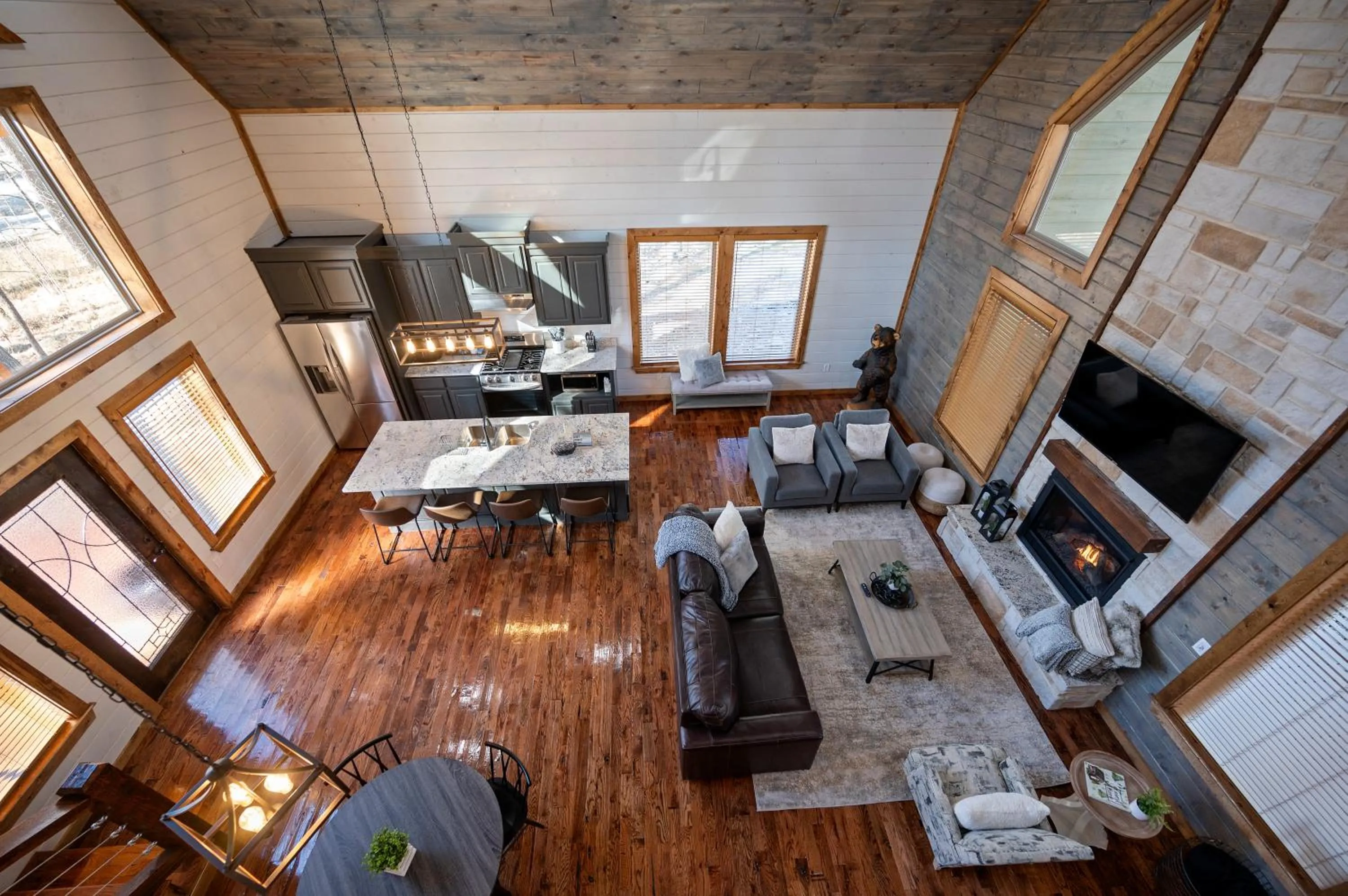 Brand New Sunrise Retreat 2 Bedroom Sleeps 8, 2 Decks, Hot Tub, Firepit