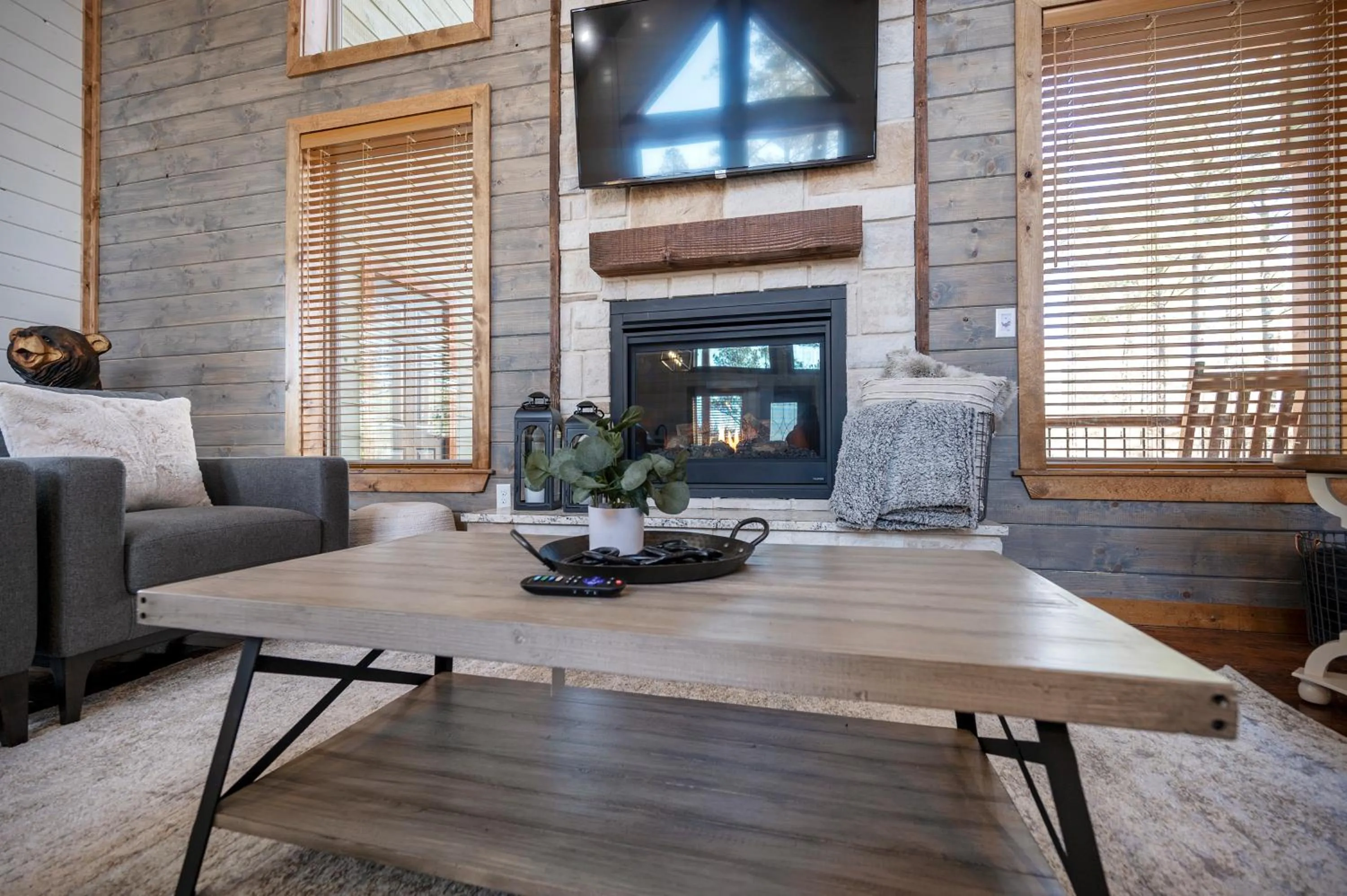 Brand New Sunrise Retreat 2 Bedroom Sleeps 8, 2 Decks, Hot Tub, Firepit