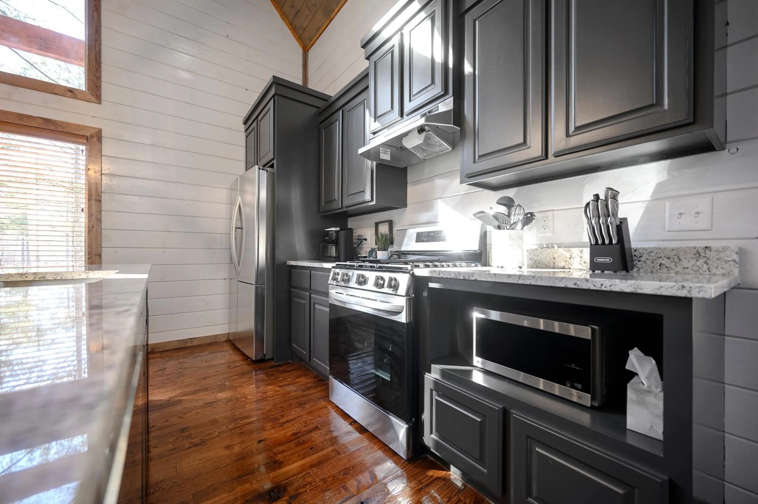 Brand New Sunrise Retreat 2 Bedroom Sleeps 8, 2 Decks, Hot Tub, Firepit