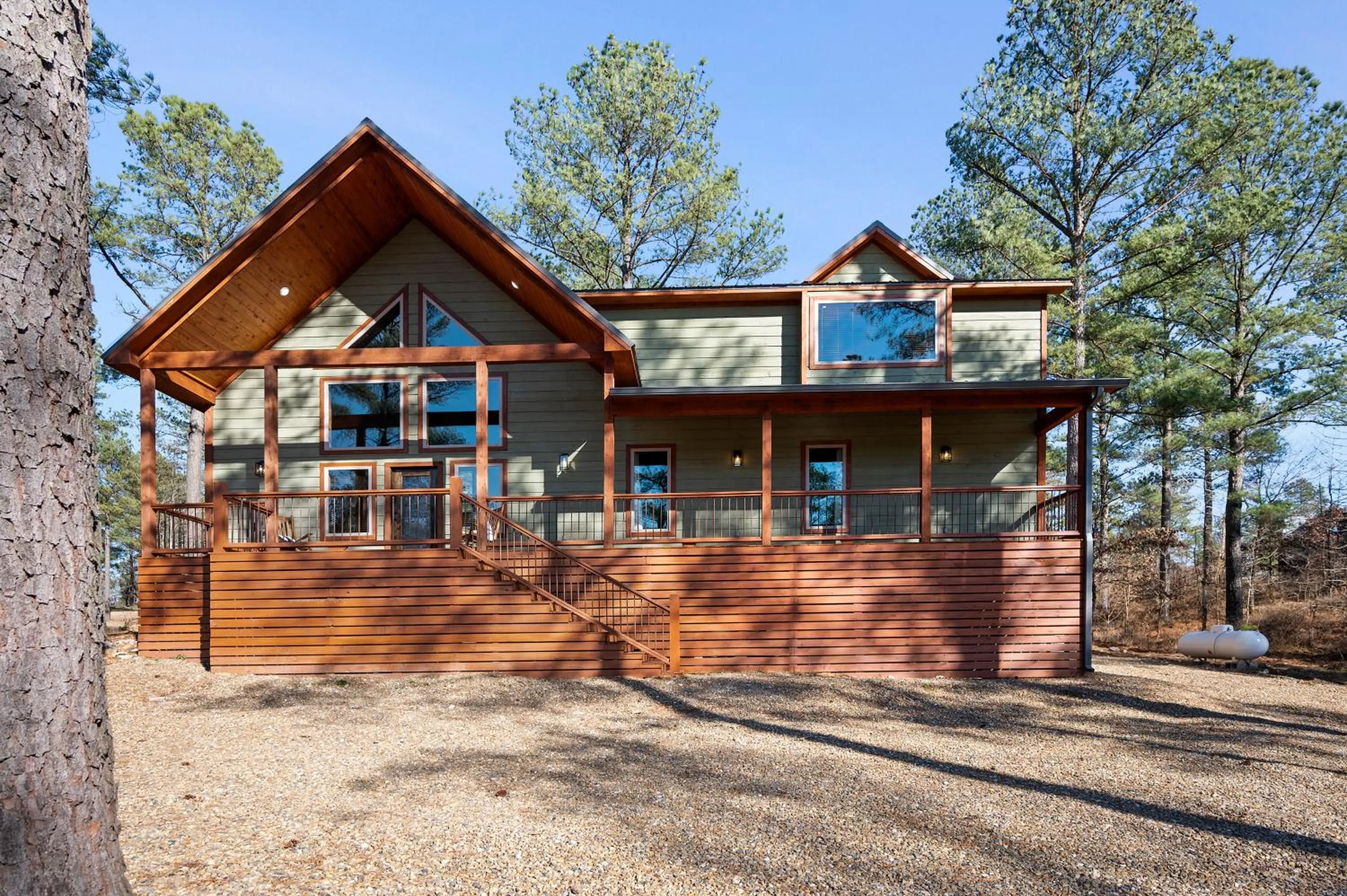 Brand New Sunrise Retreat 2 Bedroom Sleeps 8, 2 Decks, Hot Tub, Firepit