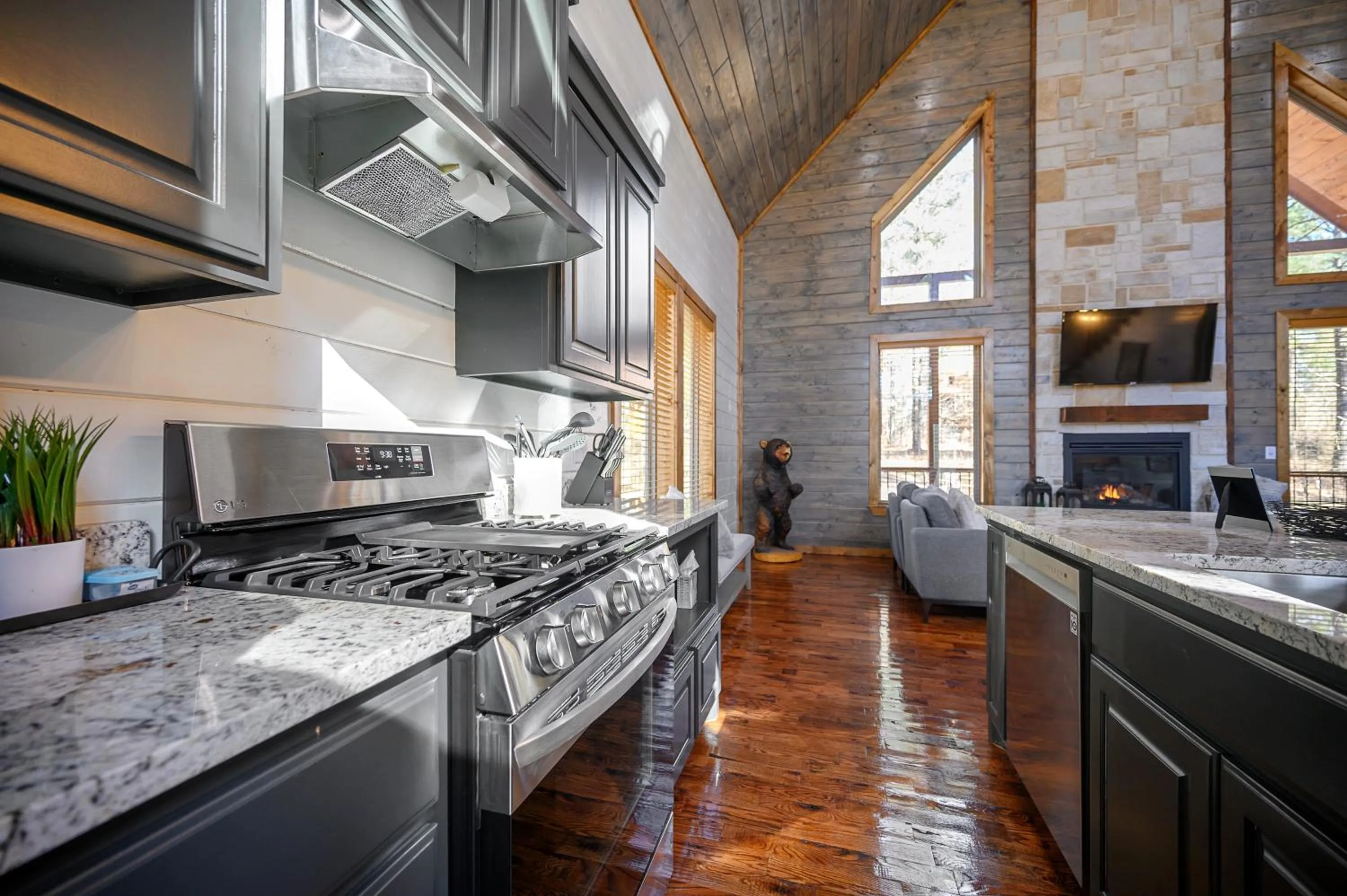 Brand New Sunrise Retreat 2 Bedroom Sleeps 8, 2 Decks, Hot Tub, Firepit