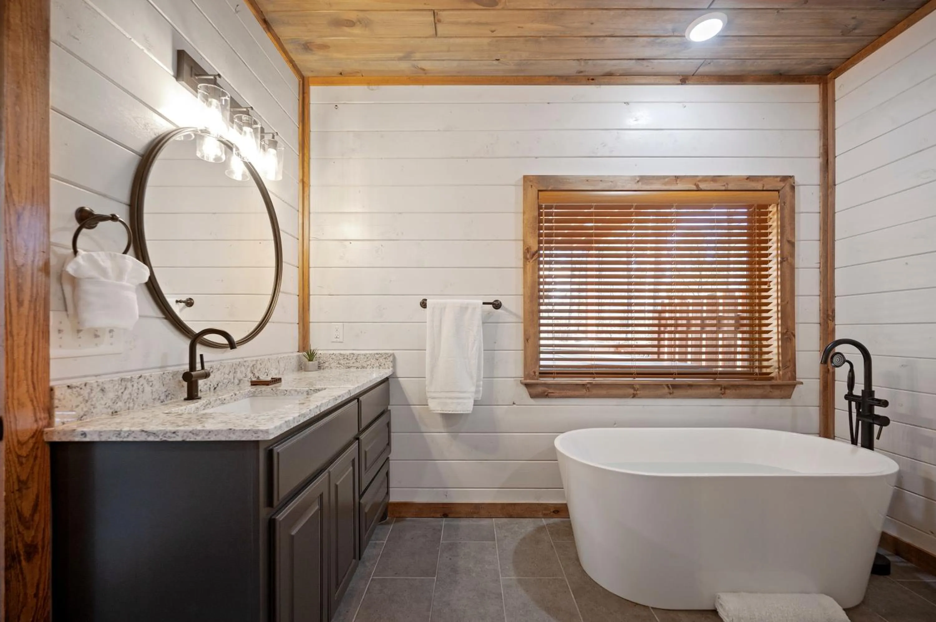 Brand New Sunrise Retreat 2 Bedroom Sleeps 8, 2 Decks, Hot Tub, Firepit