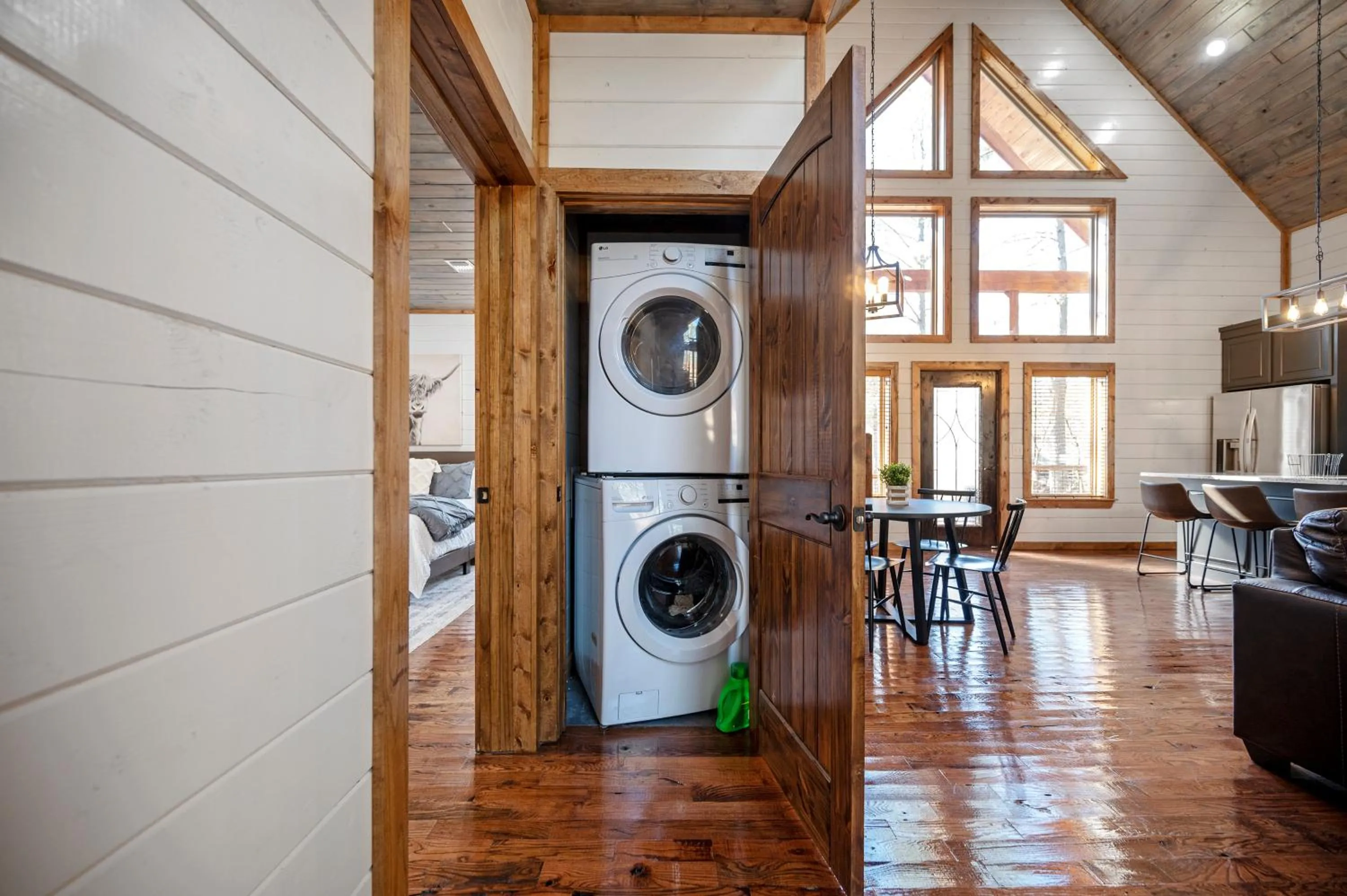 Brand New Sunrise Retreat 2 Bedroom Sleeps 8, 2 Decks, Hot Tub, Firepit