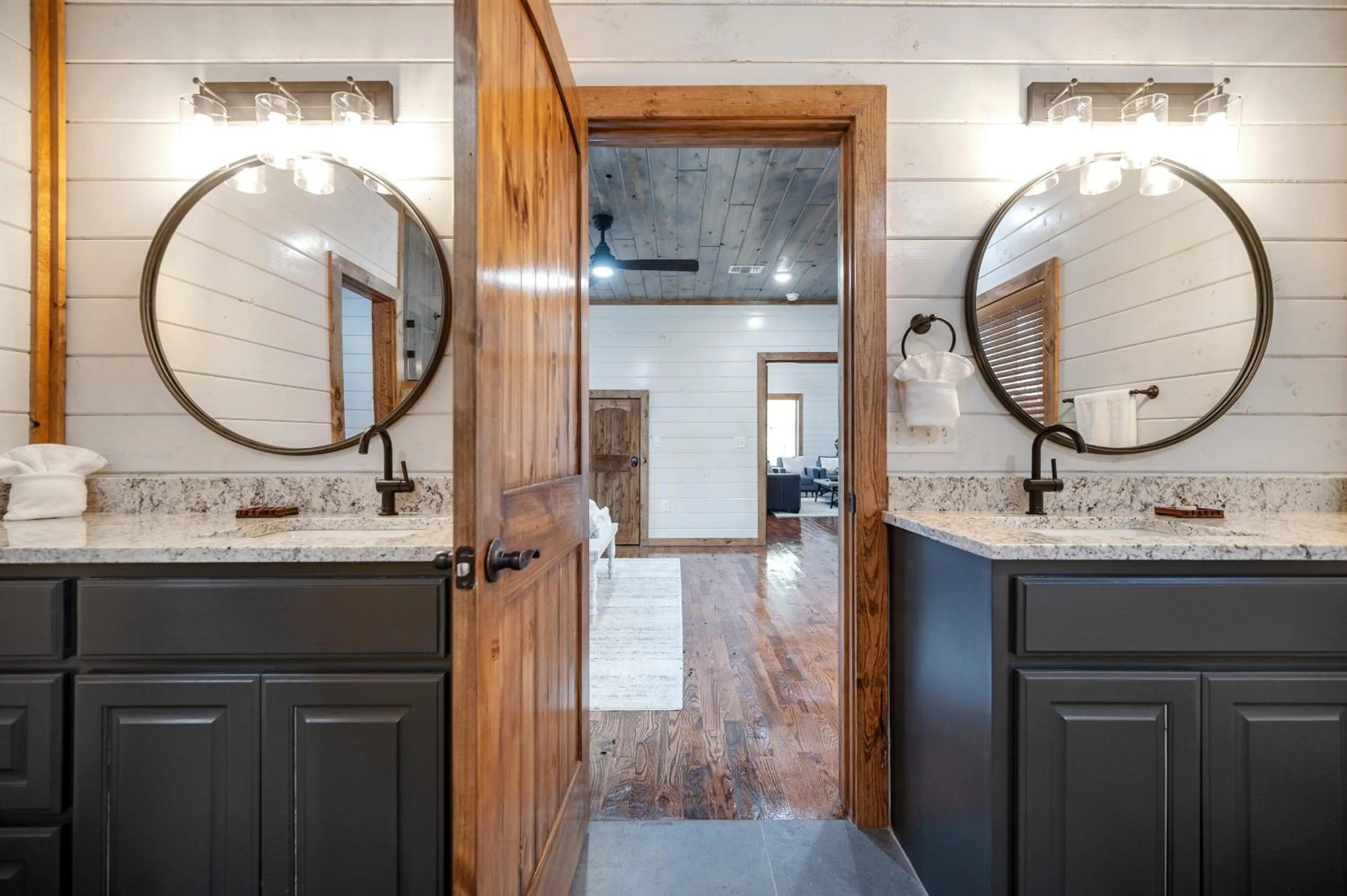 Brand New Sunrise Retreat 2 Bedroom Sleeps 8, 2 Decks, Hot Tub, Firepit