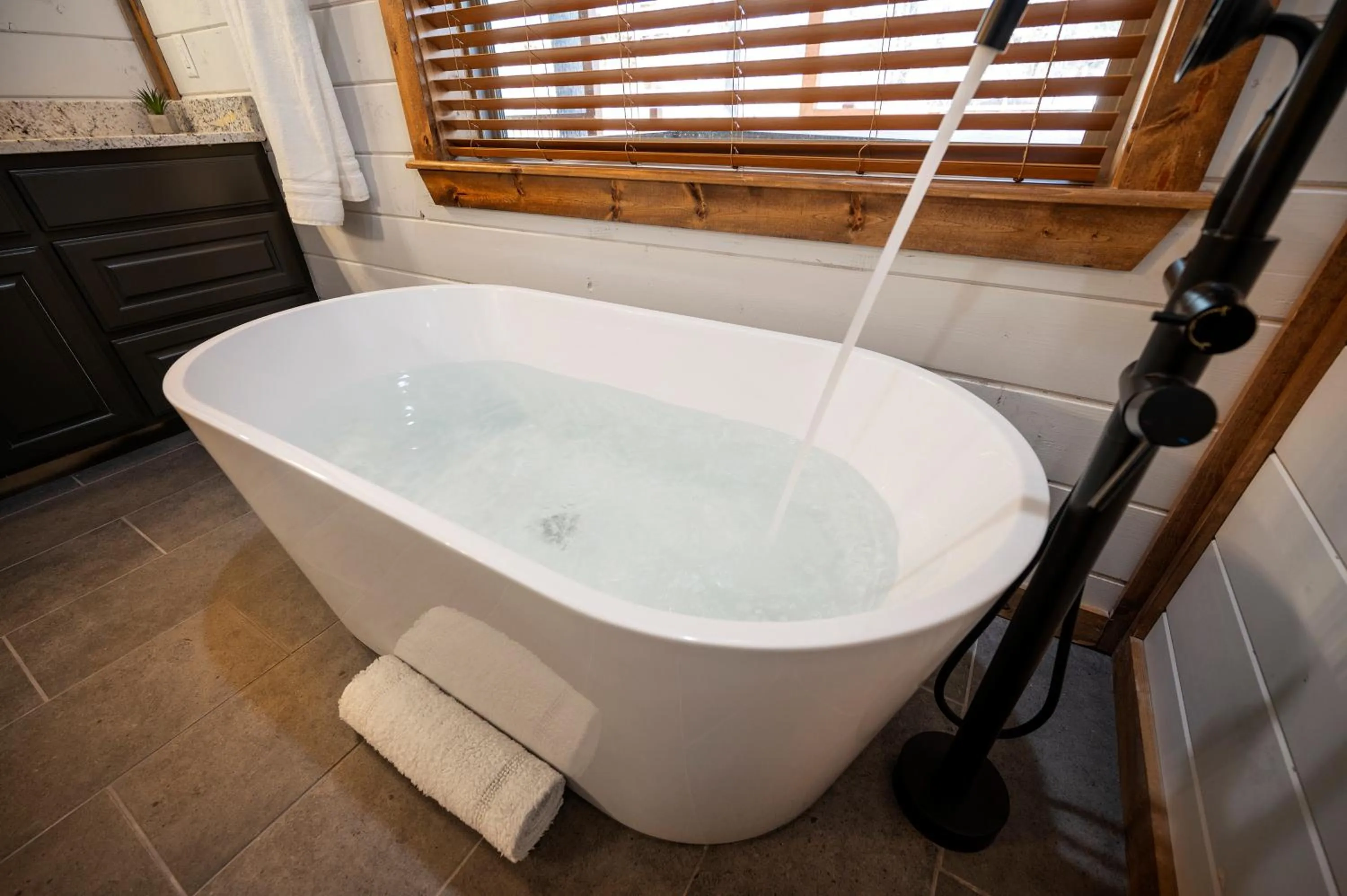 Brand New Sunrise Retreat 2 Bedroom Sleeps 8, 2 Decks, Hot Tub, Firepit