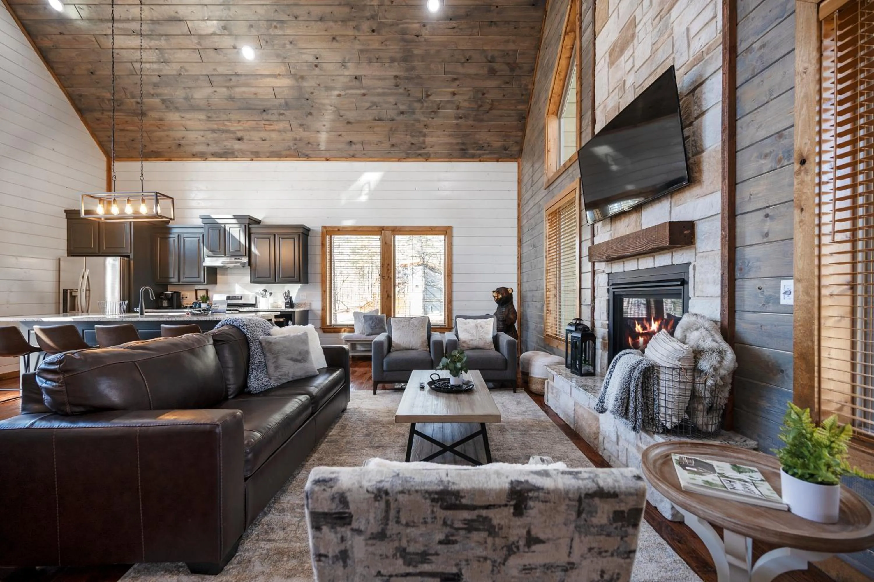 Brand New Sunrise Retreat 2 Bedroom Sleeps 8, 2 Decks, Hot Tub, Firepit