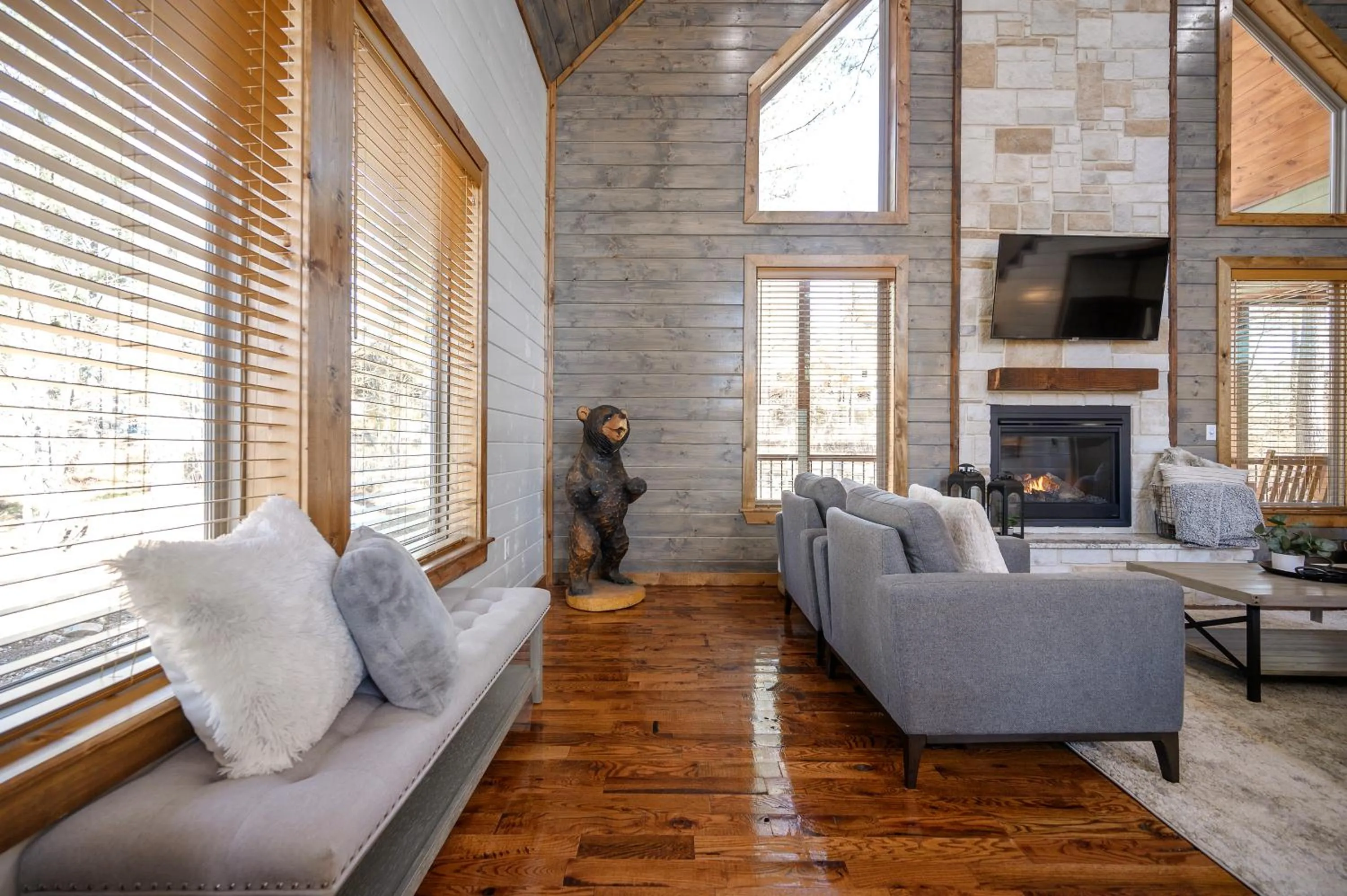 Brand New Sunrise Retreat 2 Bedroom Sleeps 8, 2 Decks, Hot Tub, Firepit