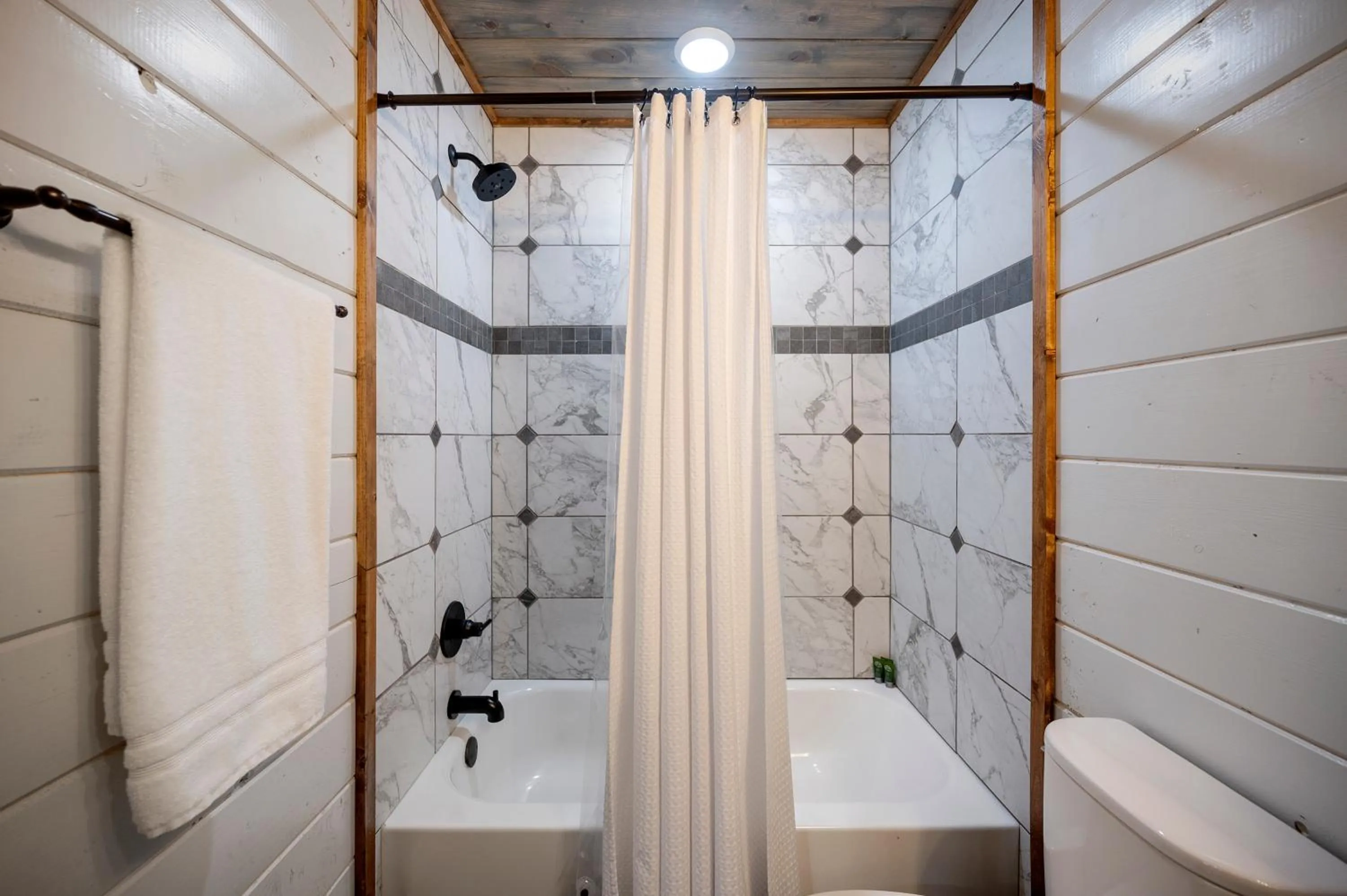 Brand New Sunrise Retreat 2 Bedroom Sleeps 8, 2 Decks, Hot Tub, Firepit