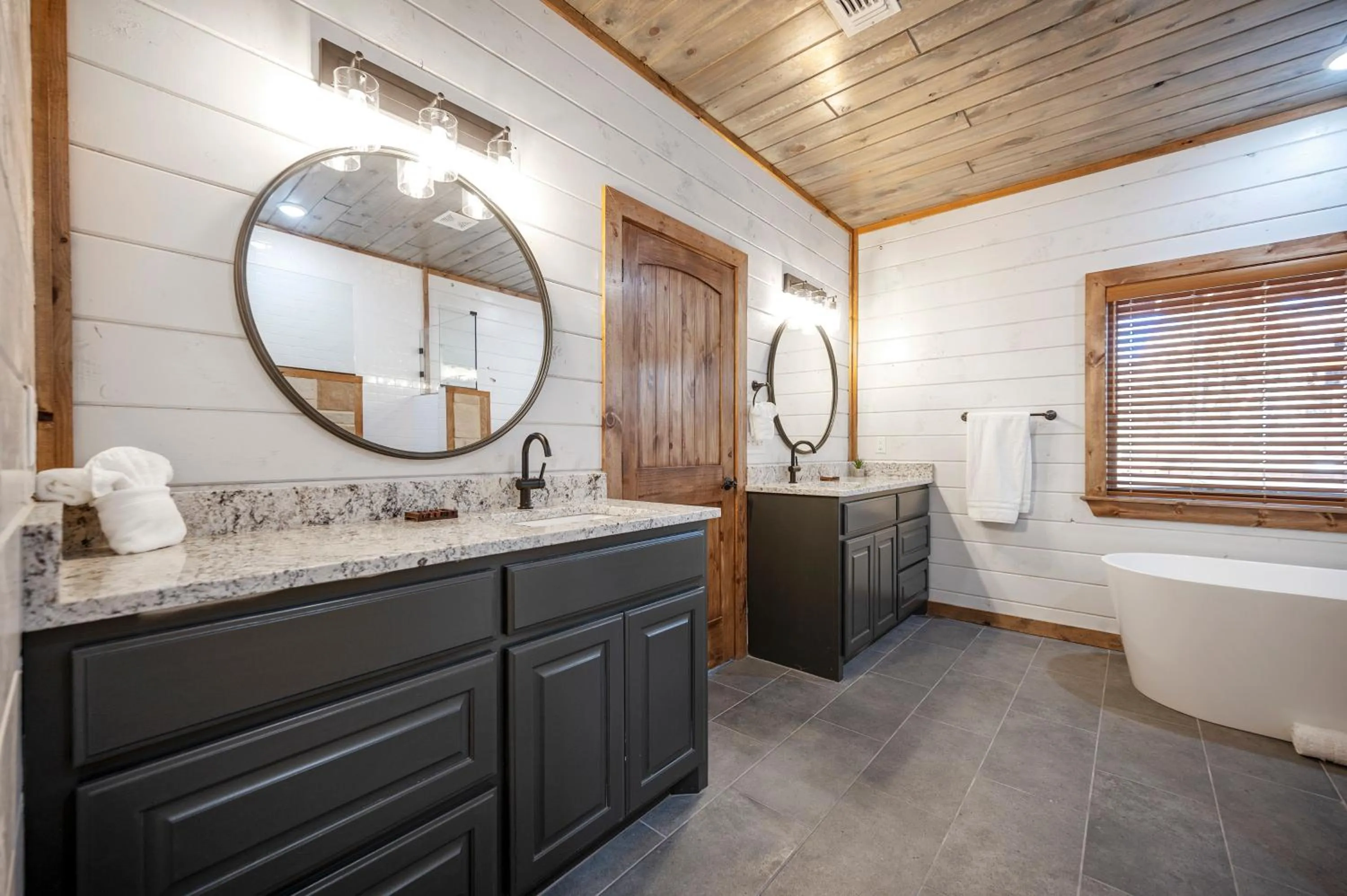 Brand New Sunrise Retreat 2 Bedroom Sleeps 8, 2 Decks, Hot Tub, Firepit