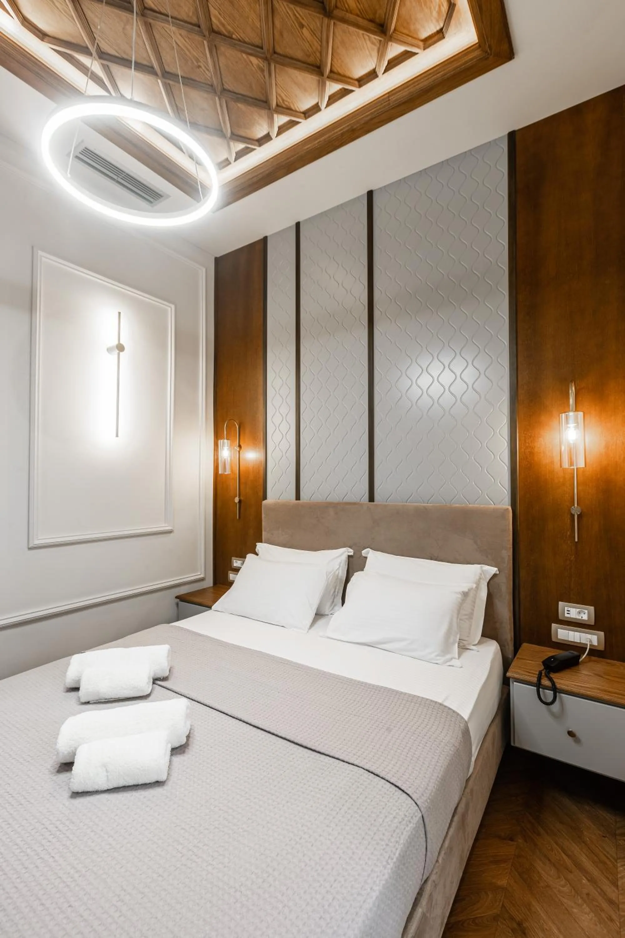 Bed in King Othon Boutique Hotel