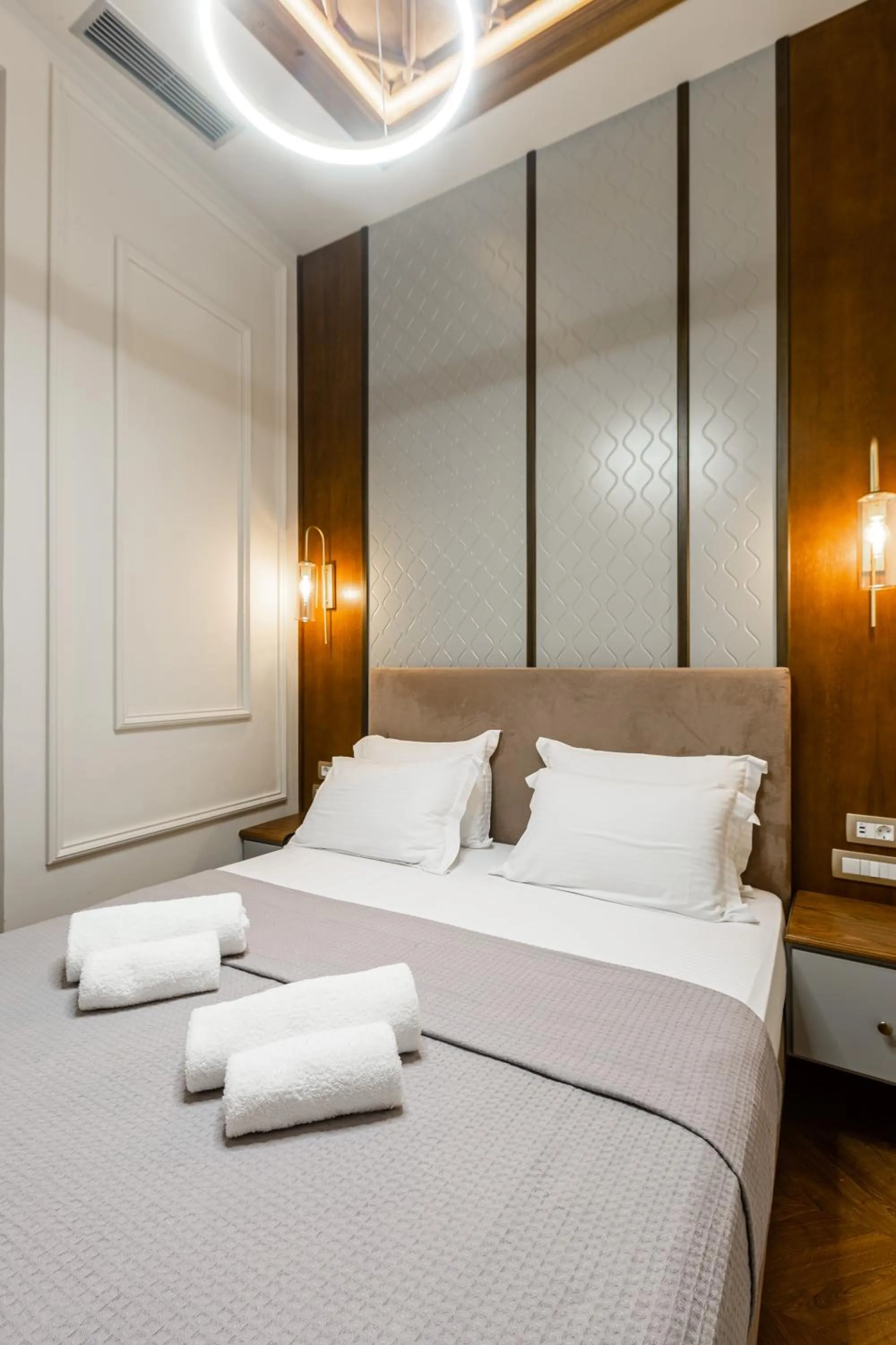 Bed in King Othon Boutique Hotel