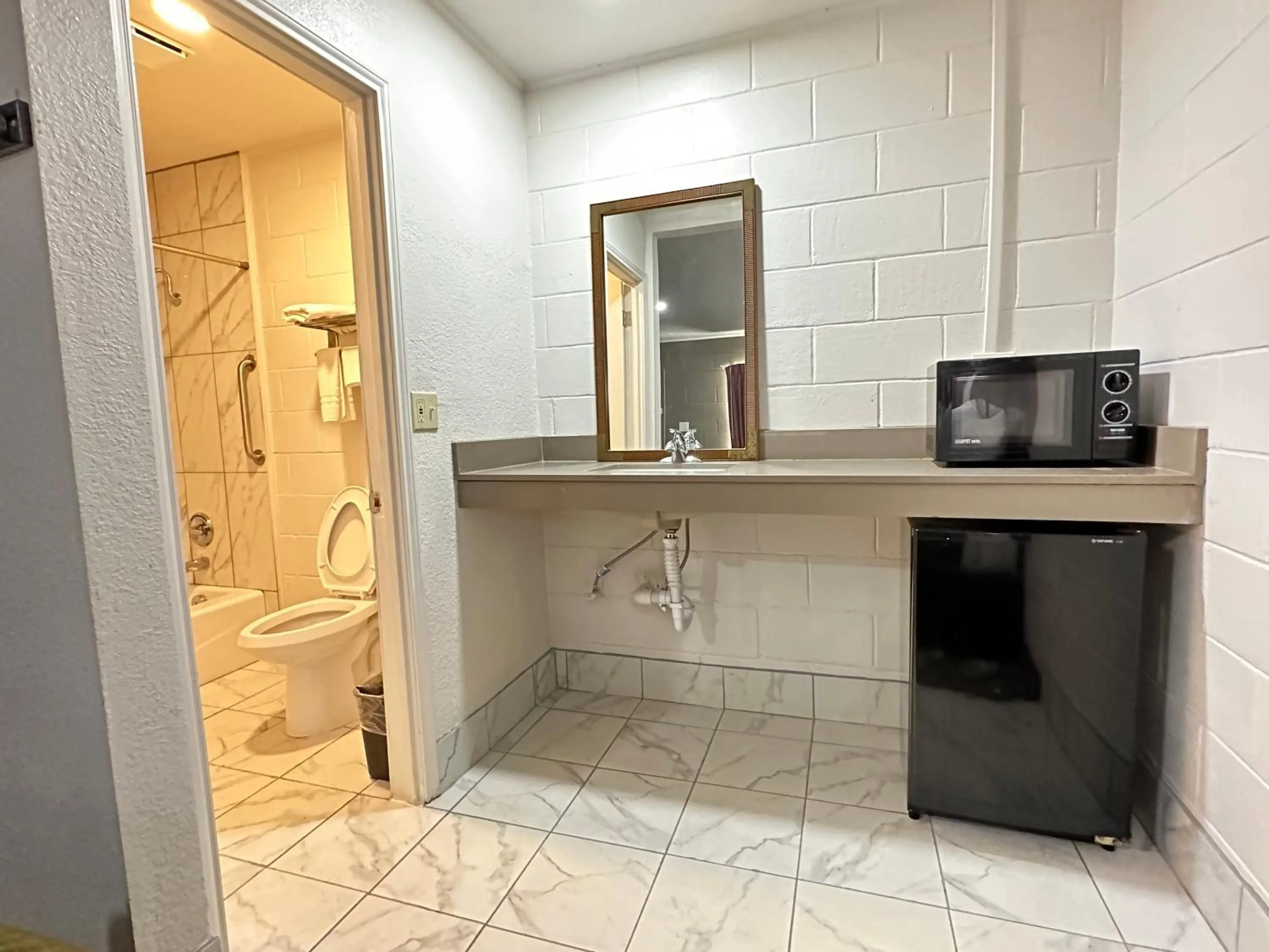 Shower in Llano Motel