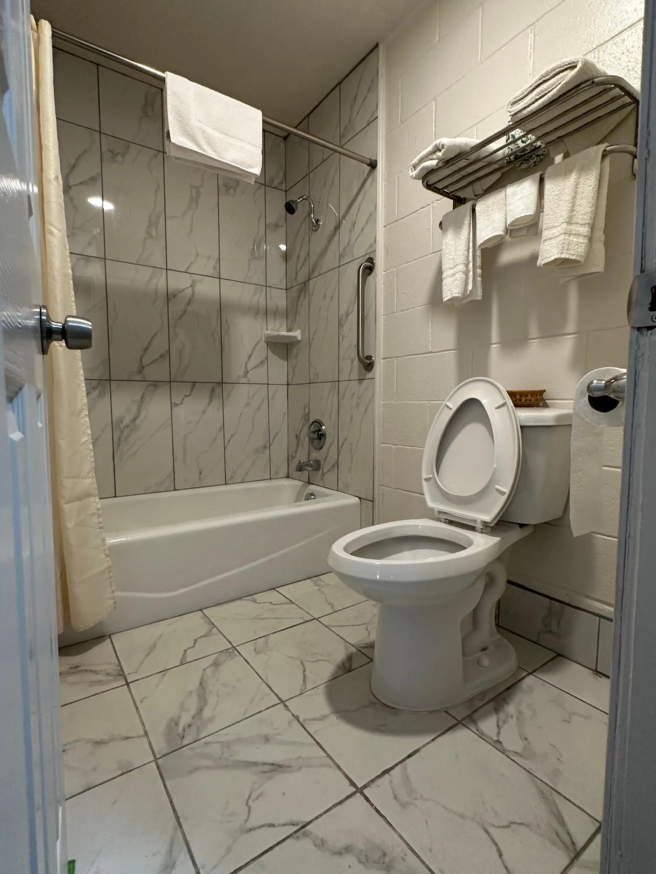 Bathroom in Llano Motel