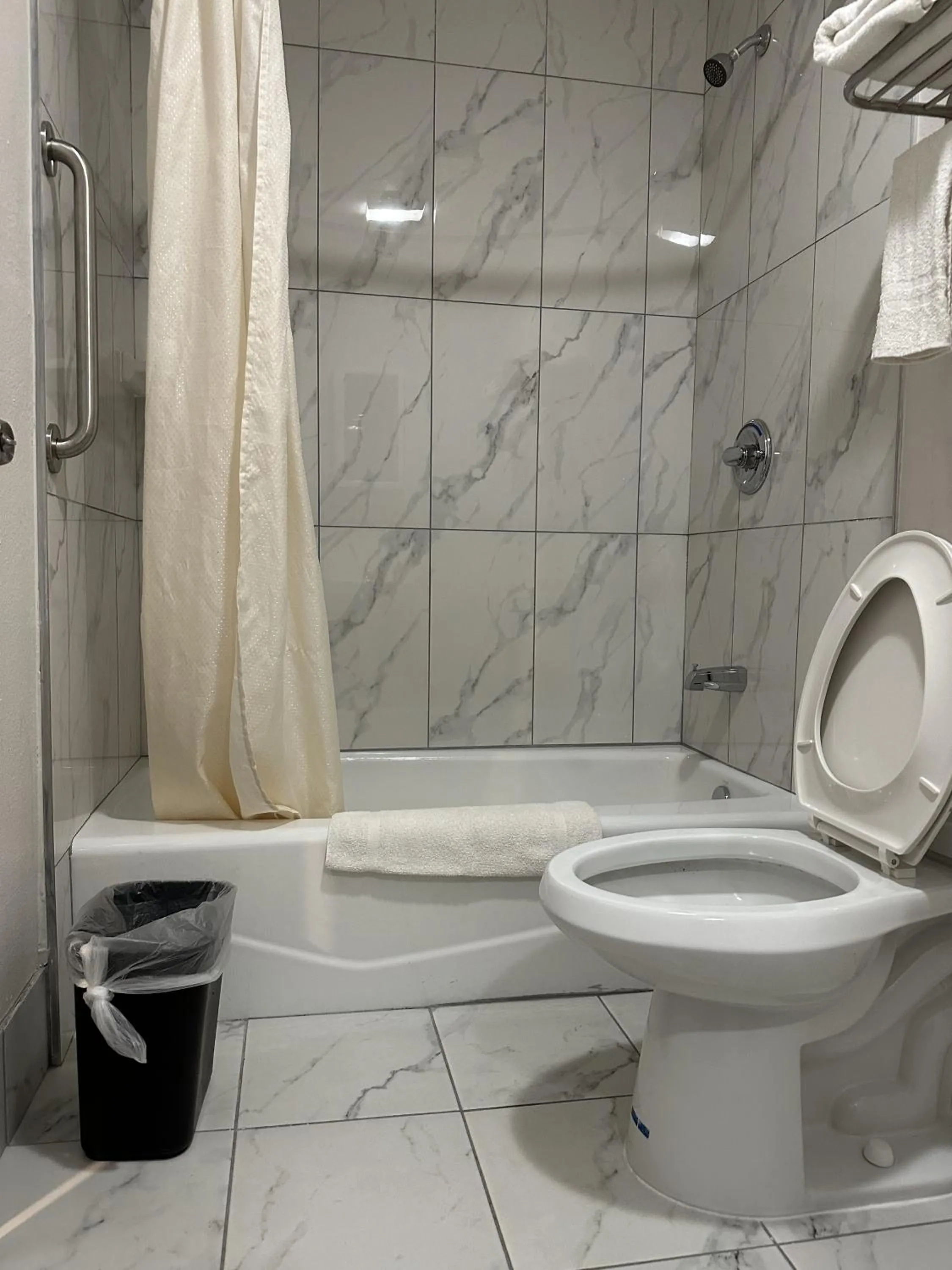Bathroom in Llano Motel