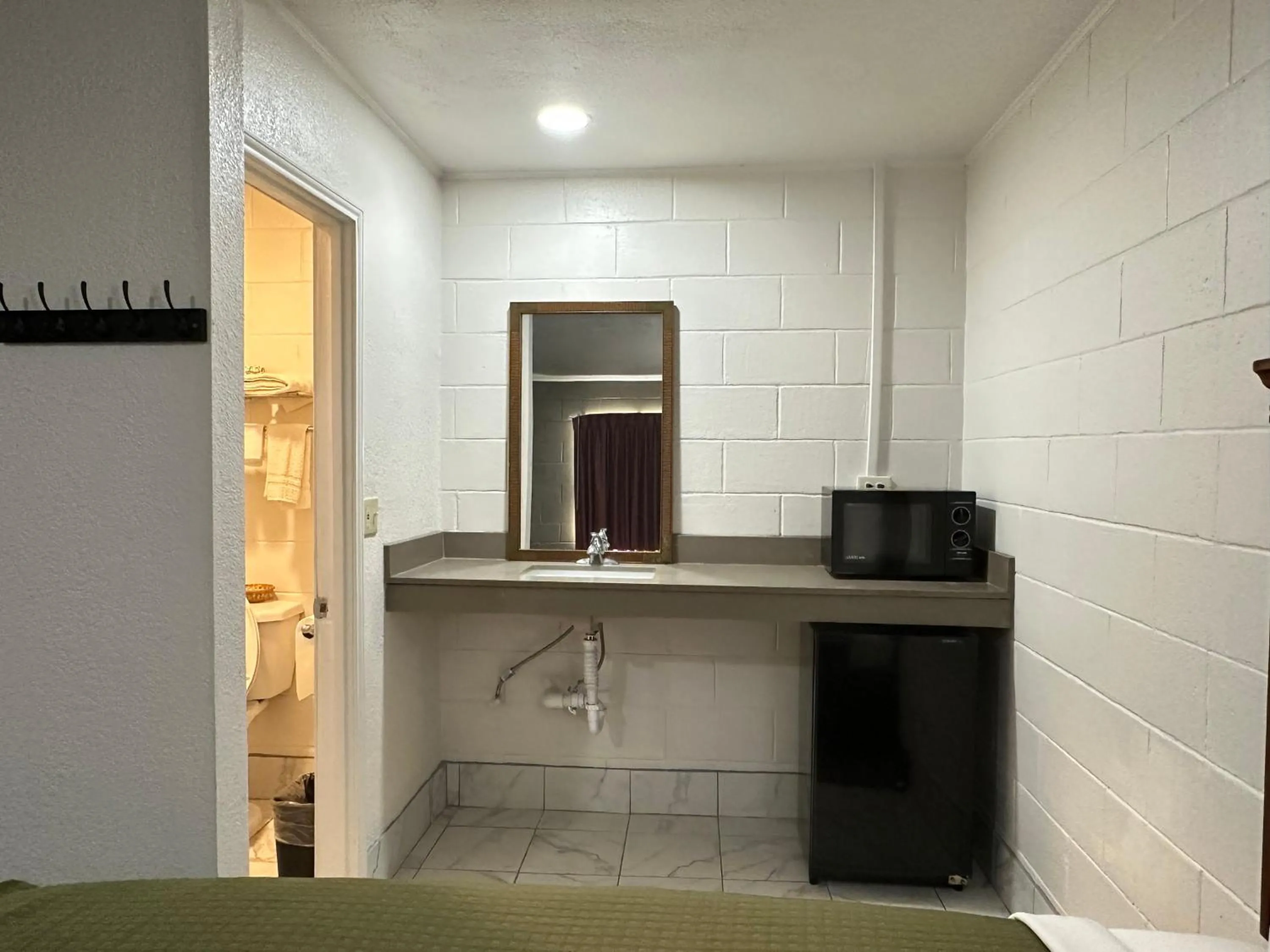 Bathroom in Llano Motel