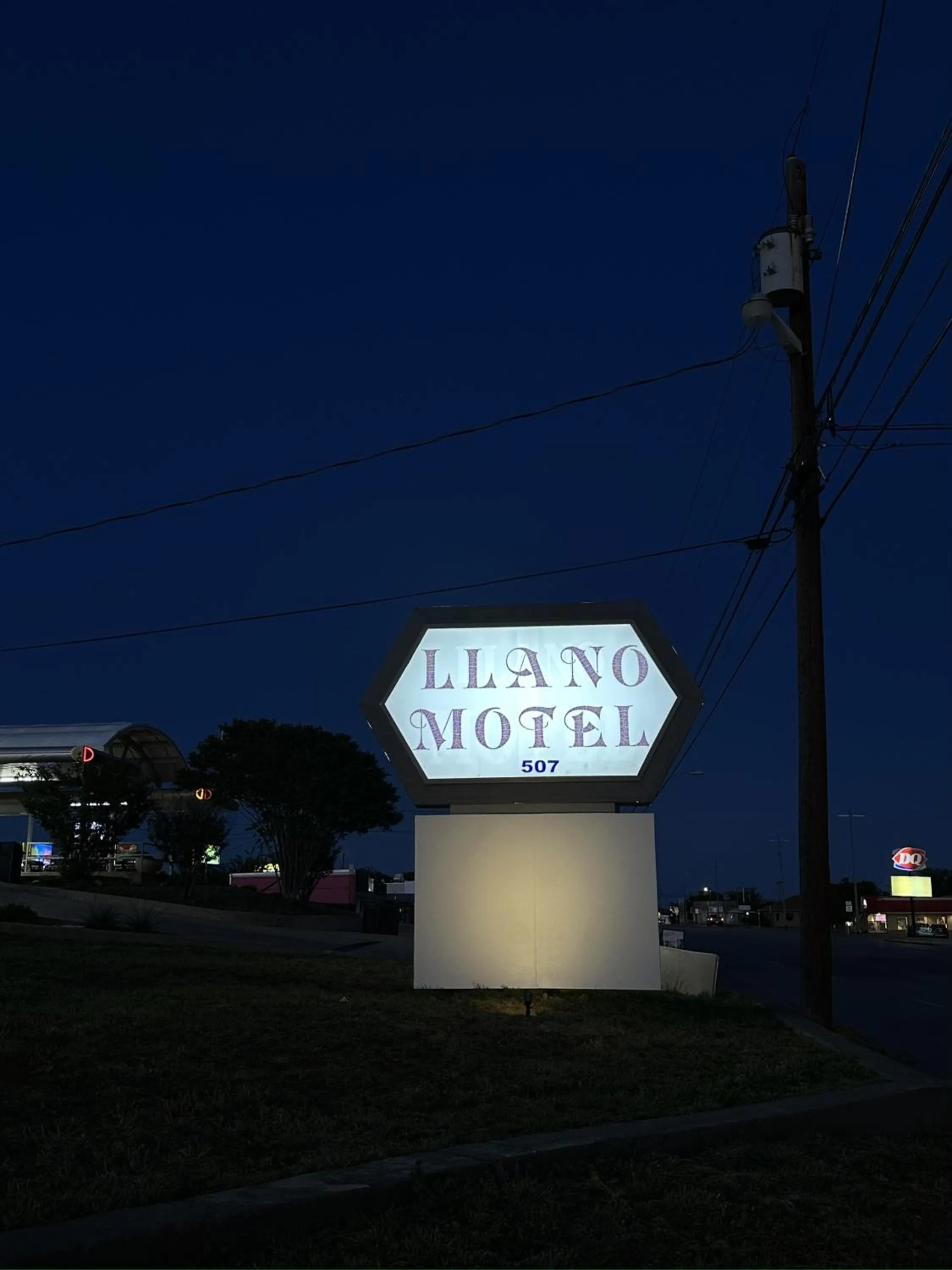 Logo/Certificate/Sign in Llano Motel