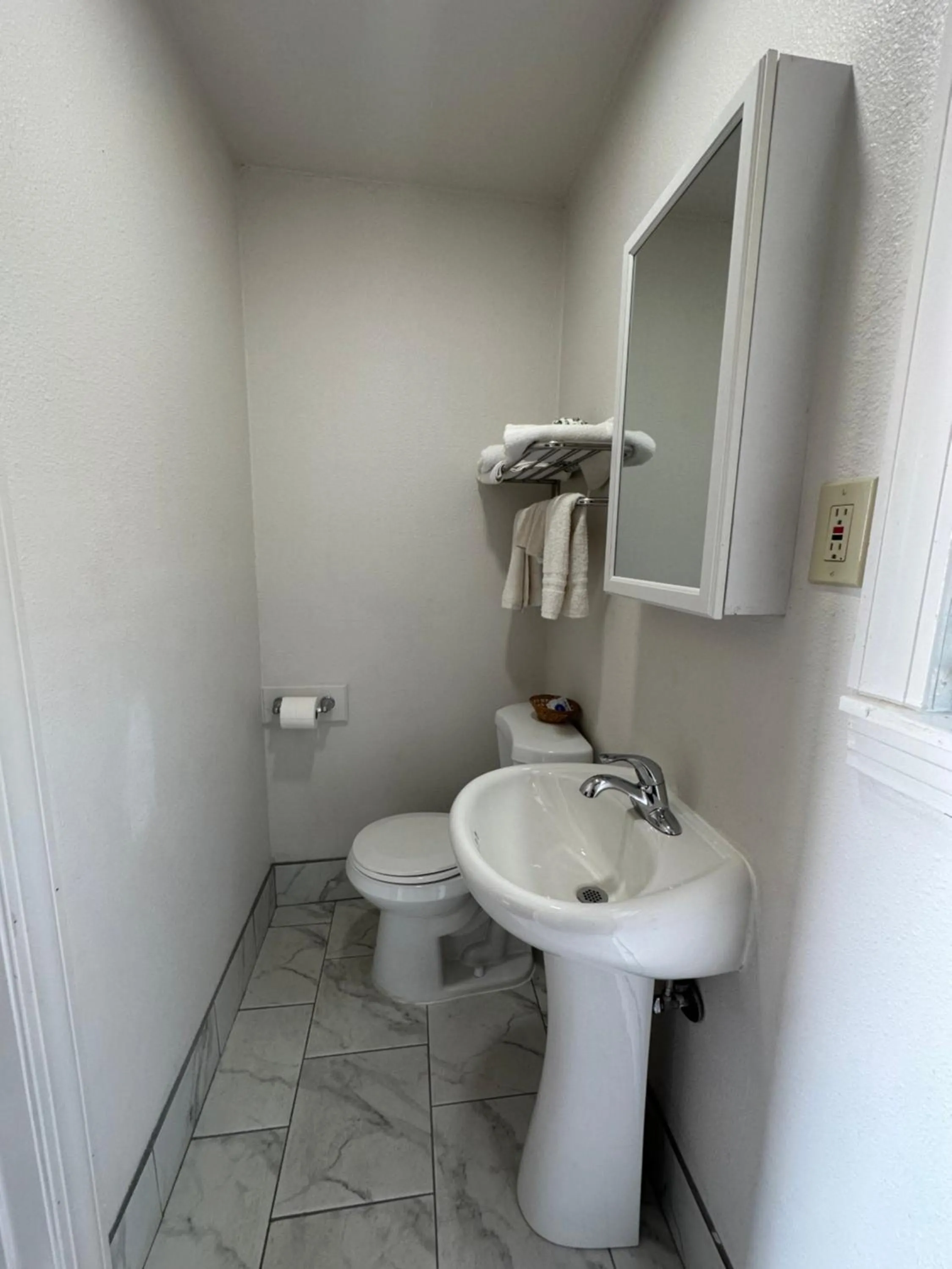 Bathroom in Llano Motel