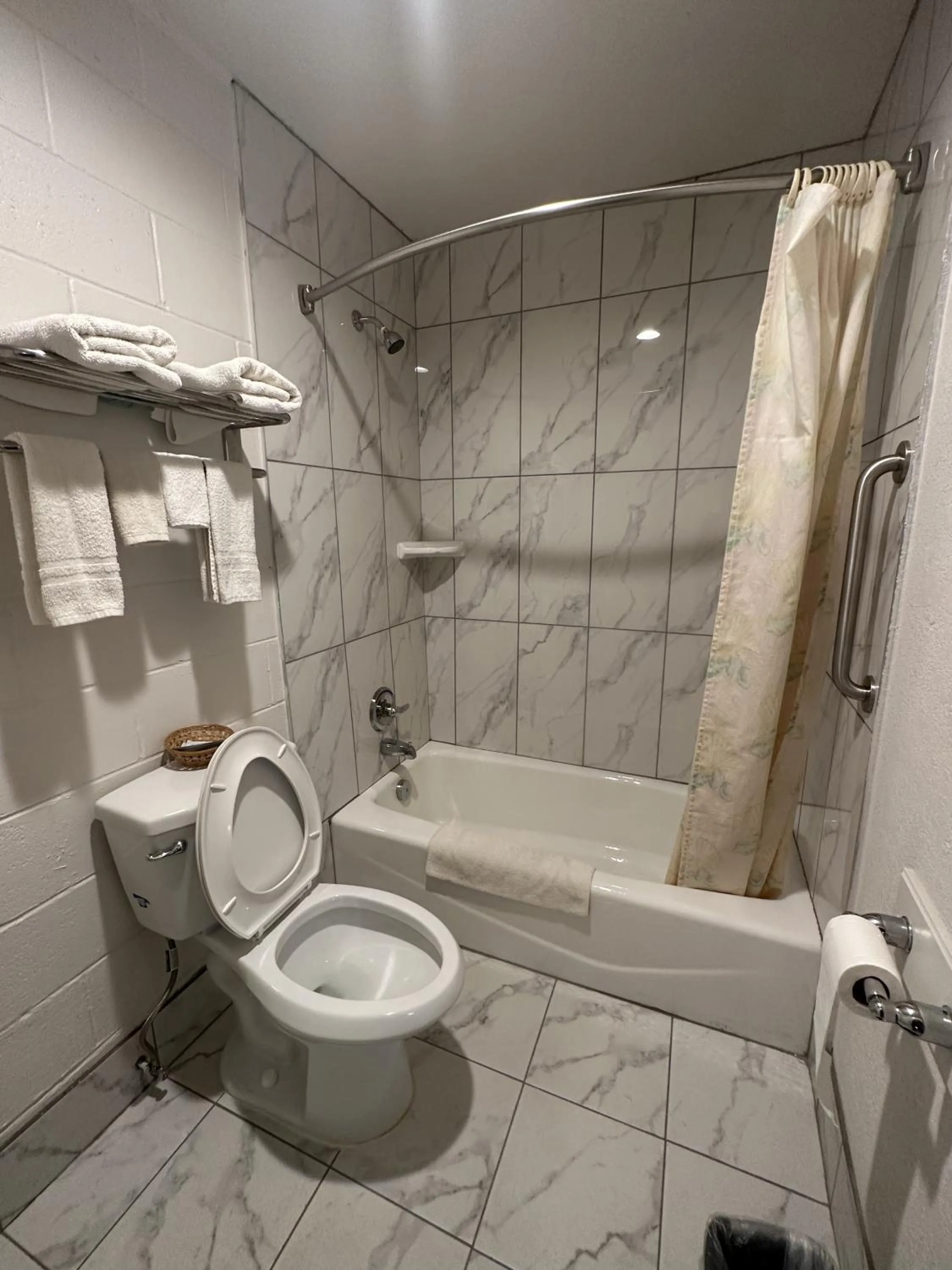 Bath in Llano Motel