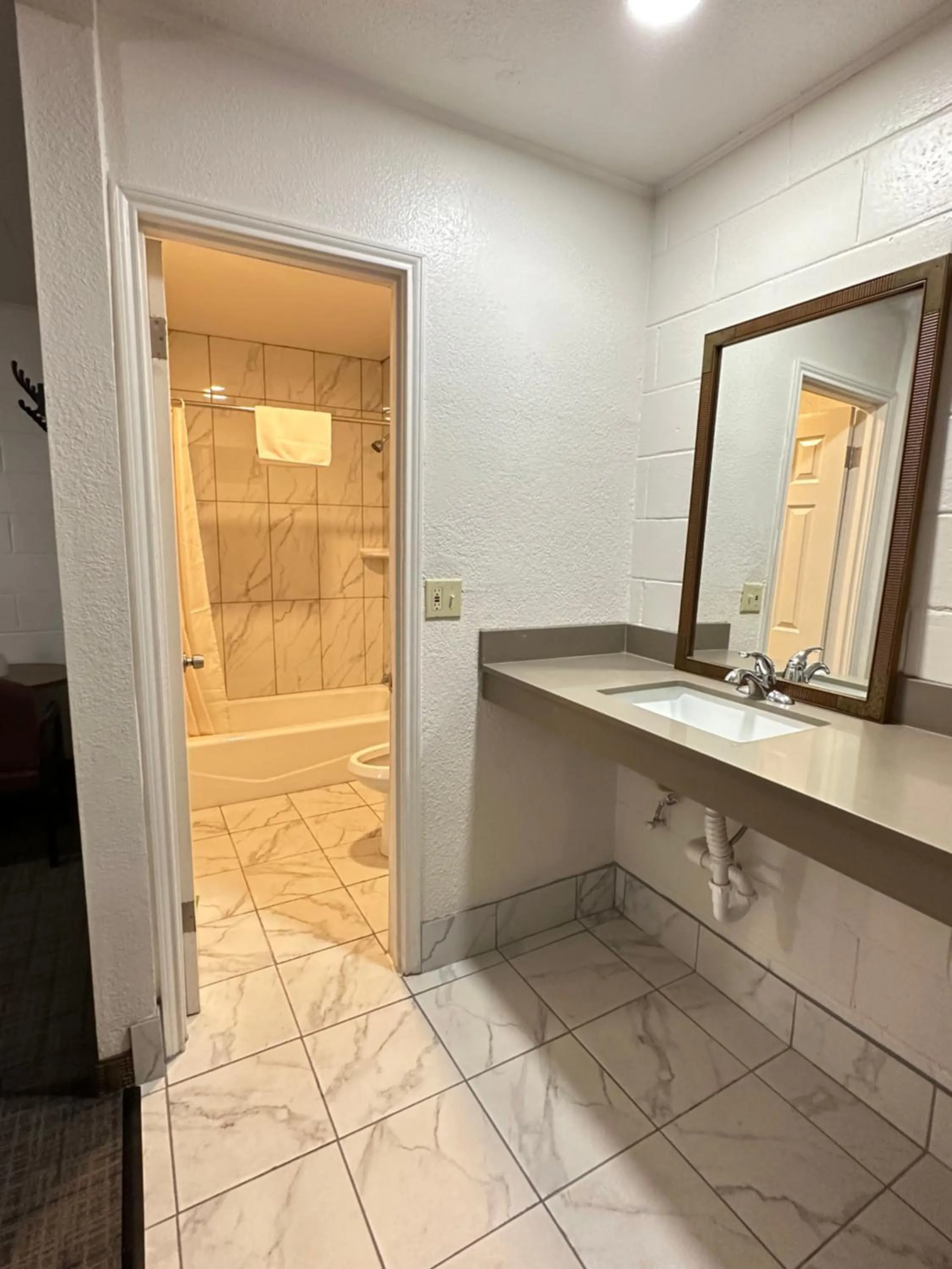 Shower in Llano Motel
