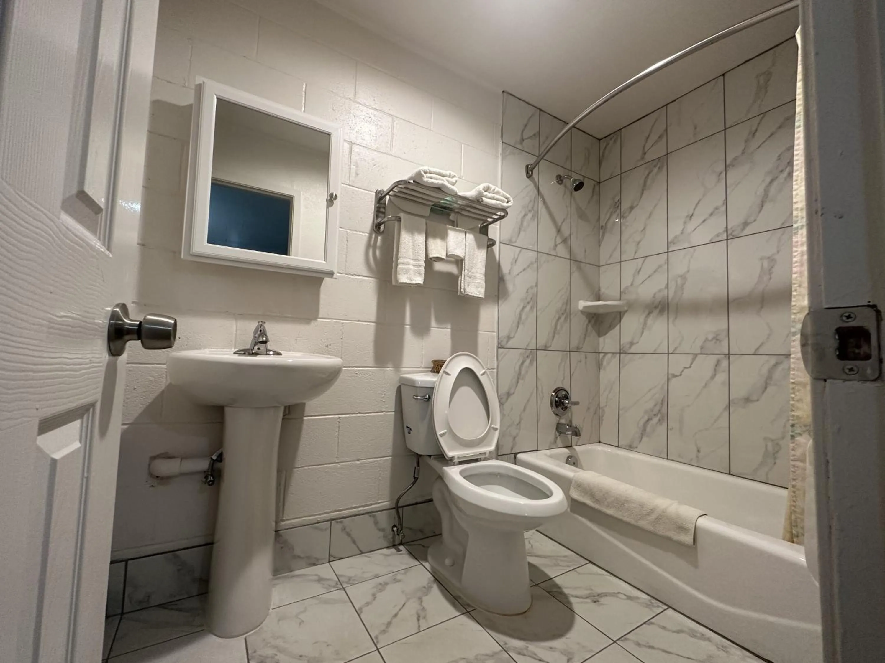 Bathroom in Llano Motel
