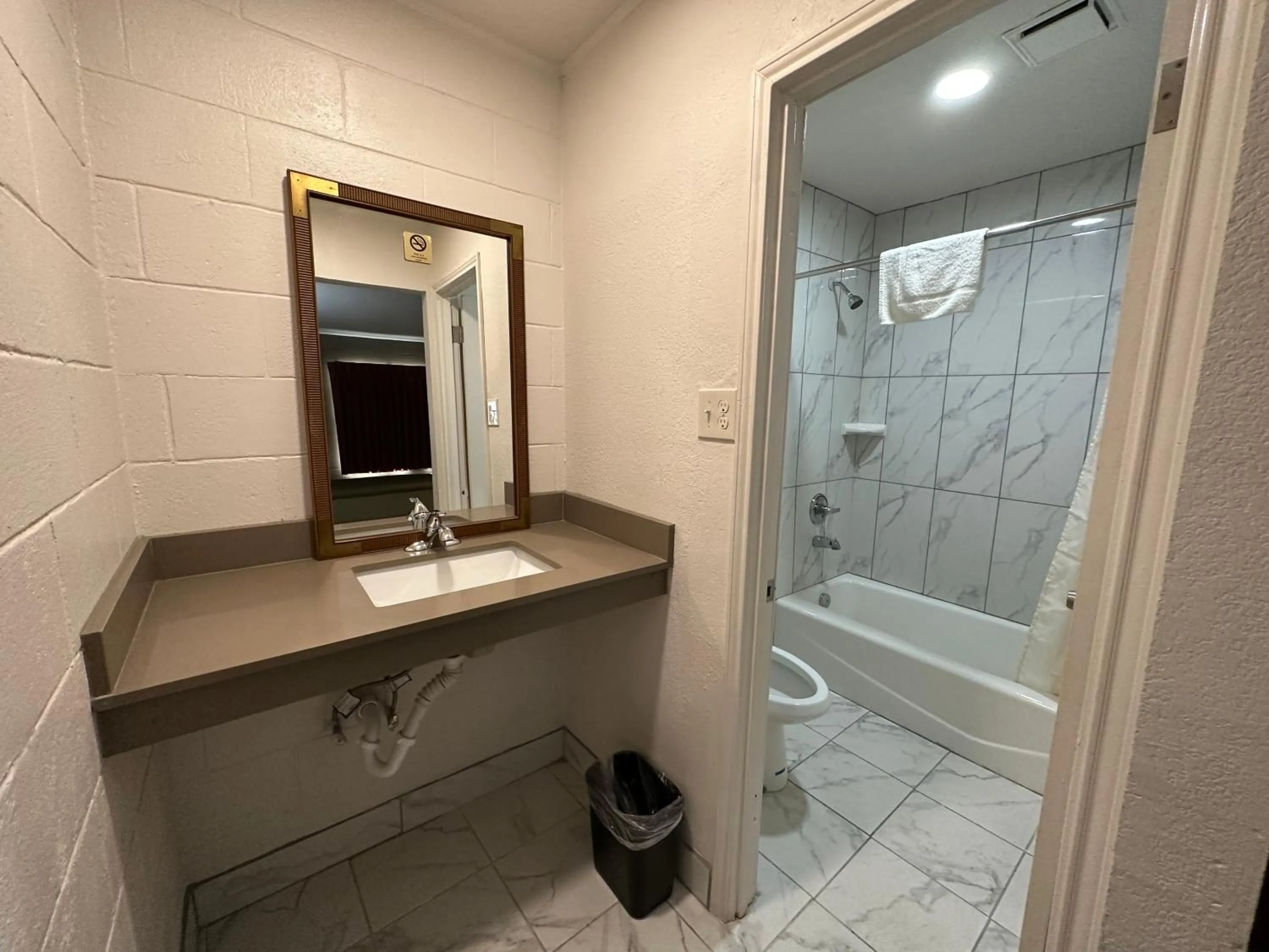 Bathroom in Llano Motel