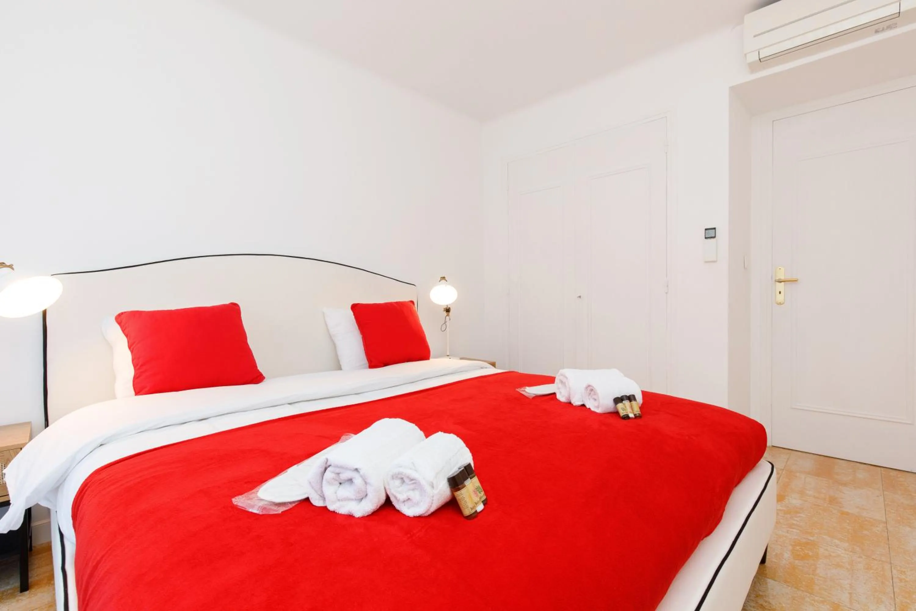 Bed in Super Californie YourHostHelper