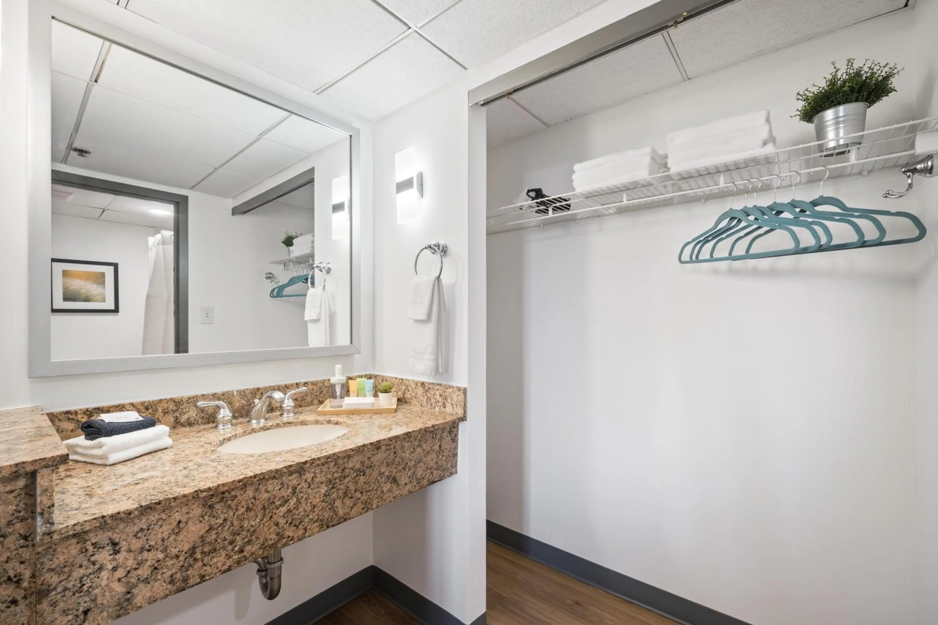 Shower in 315 LoSo Hotel Airport