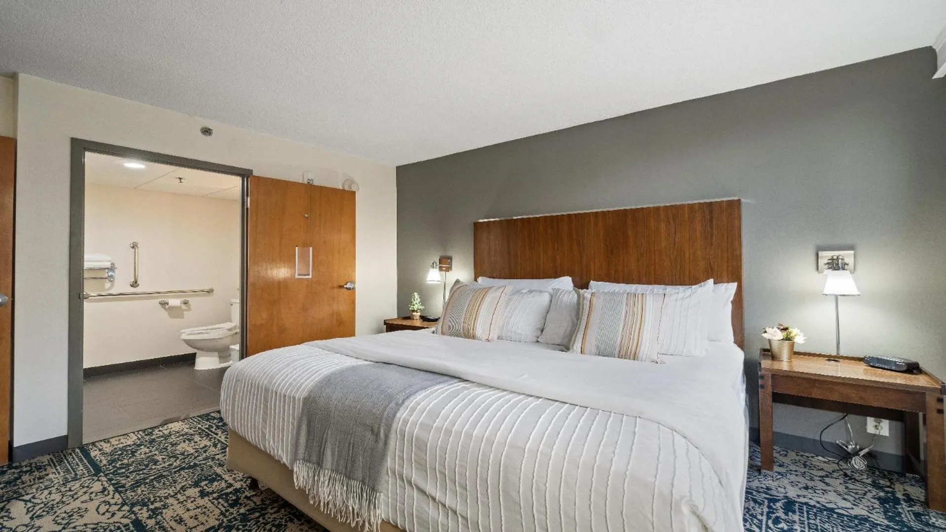 Bed in 315 LoSo Hotel Airport